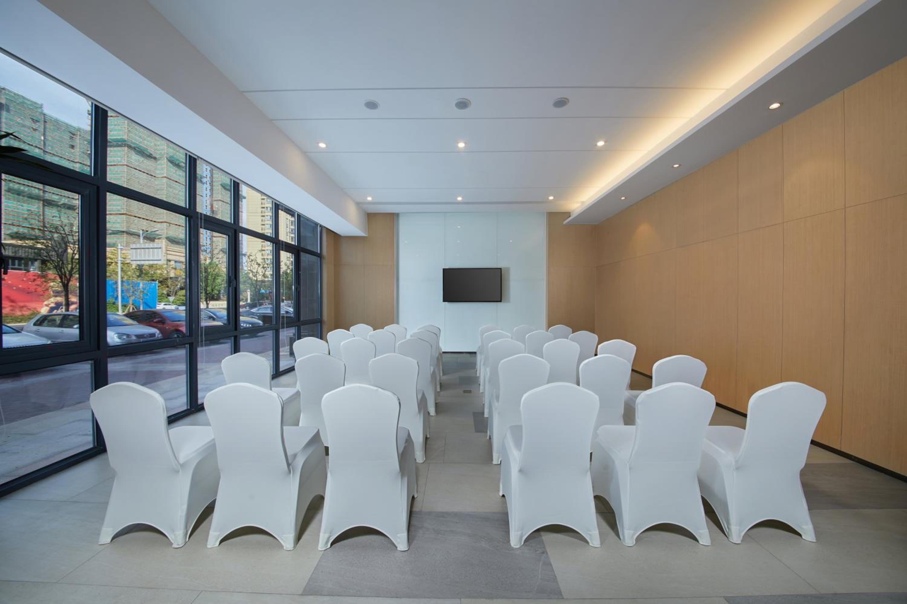 Holiday Inn Express Zhangjiagang East by IHG - Image 2
