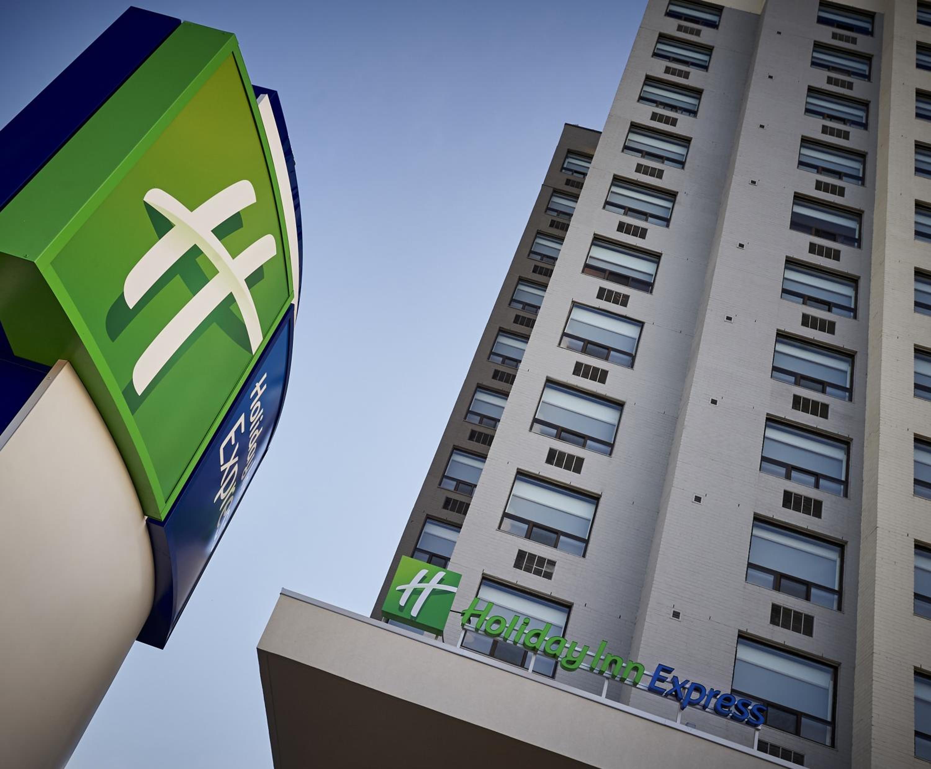 Windsor Vacations - Holiday Inn Express Windsor Waterfront, an IHG Hotel - Property Image 6