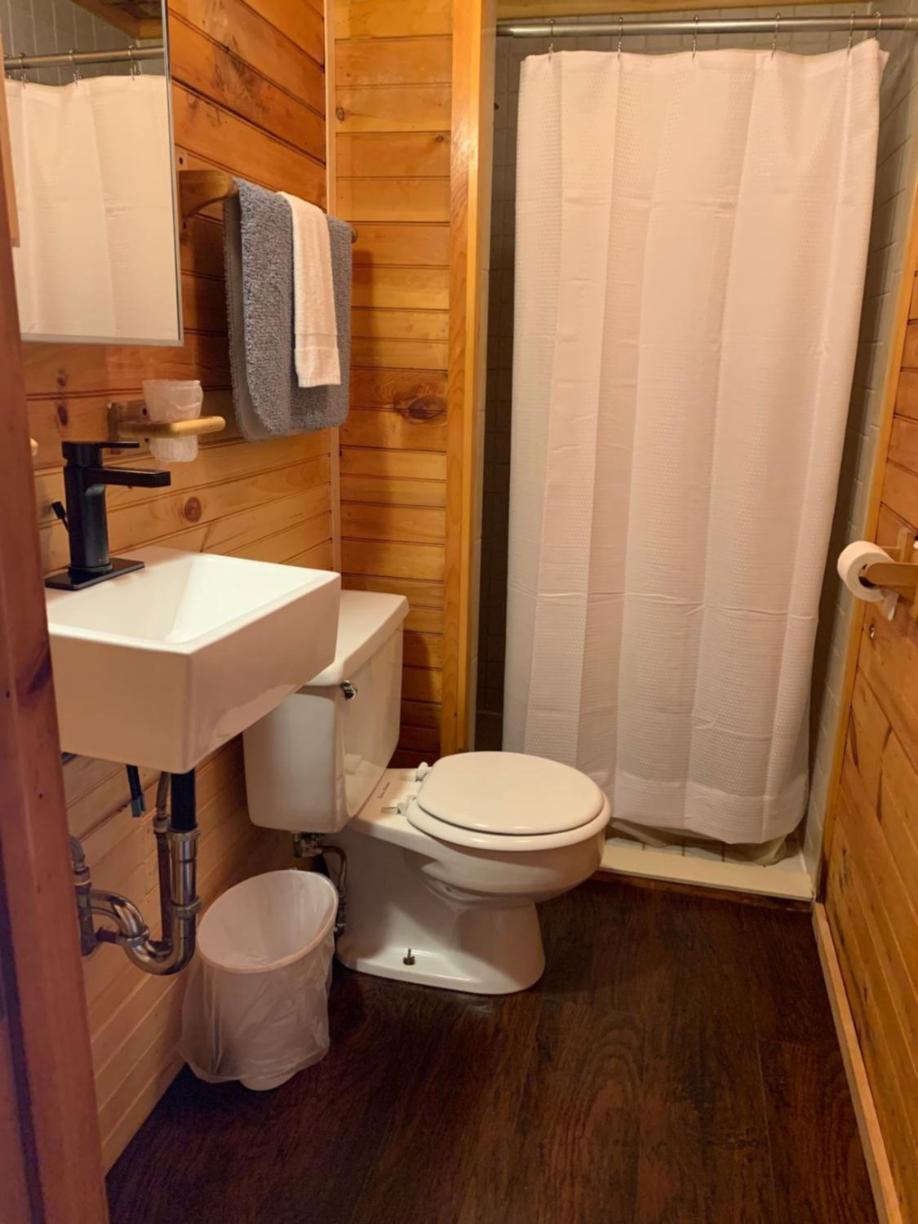 Pine Crest Motel & Cabins