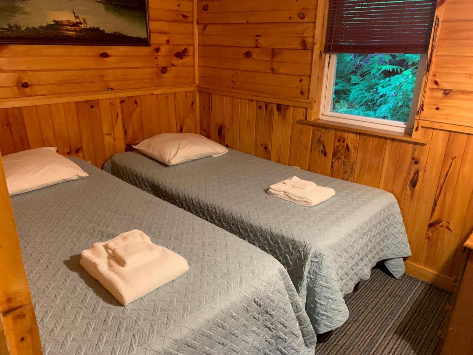 Pine Crest Motel & Cabins