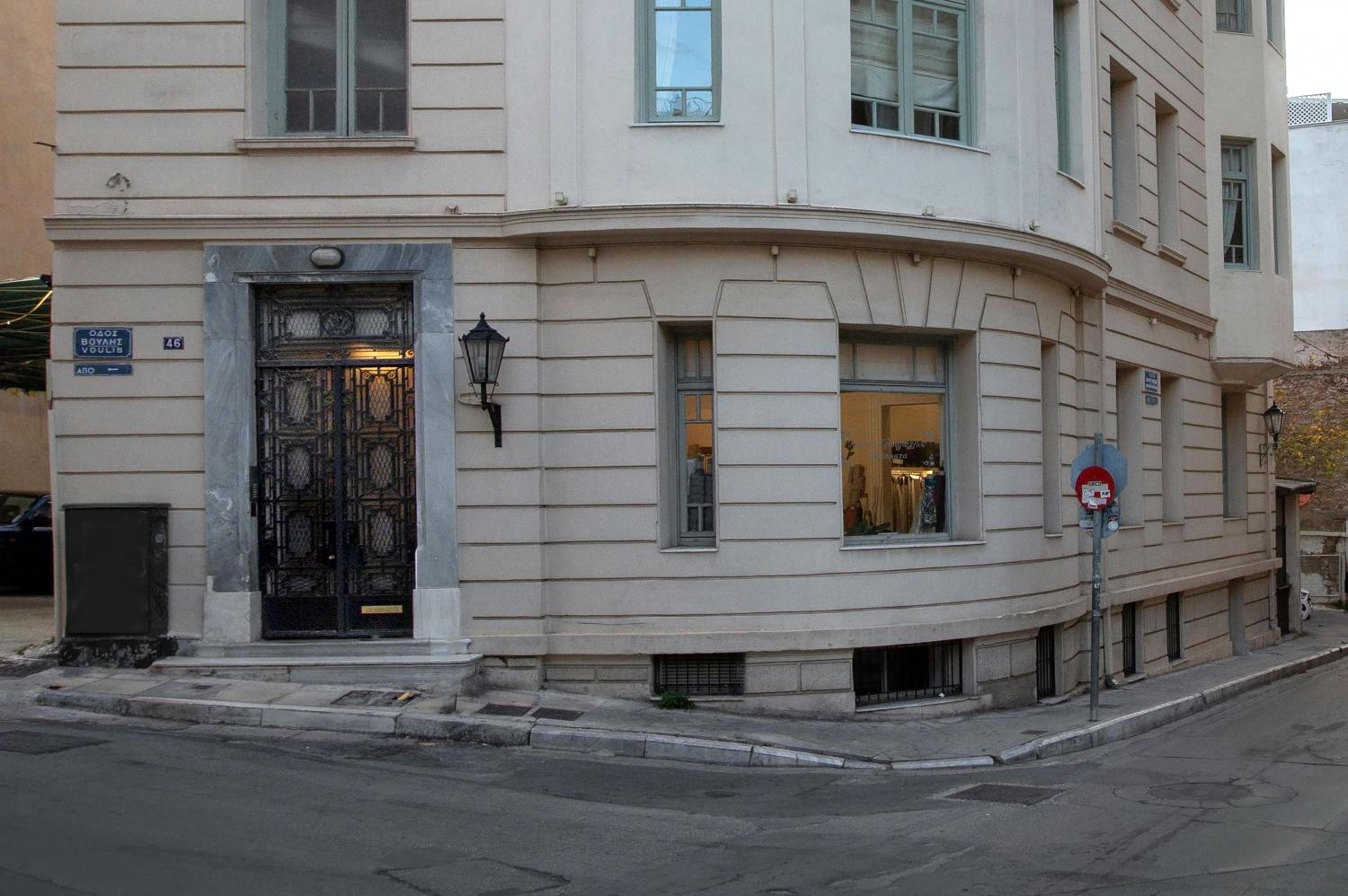 Neoclassical Apartment close to Syntagma-Plaka by GHH