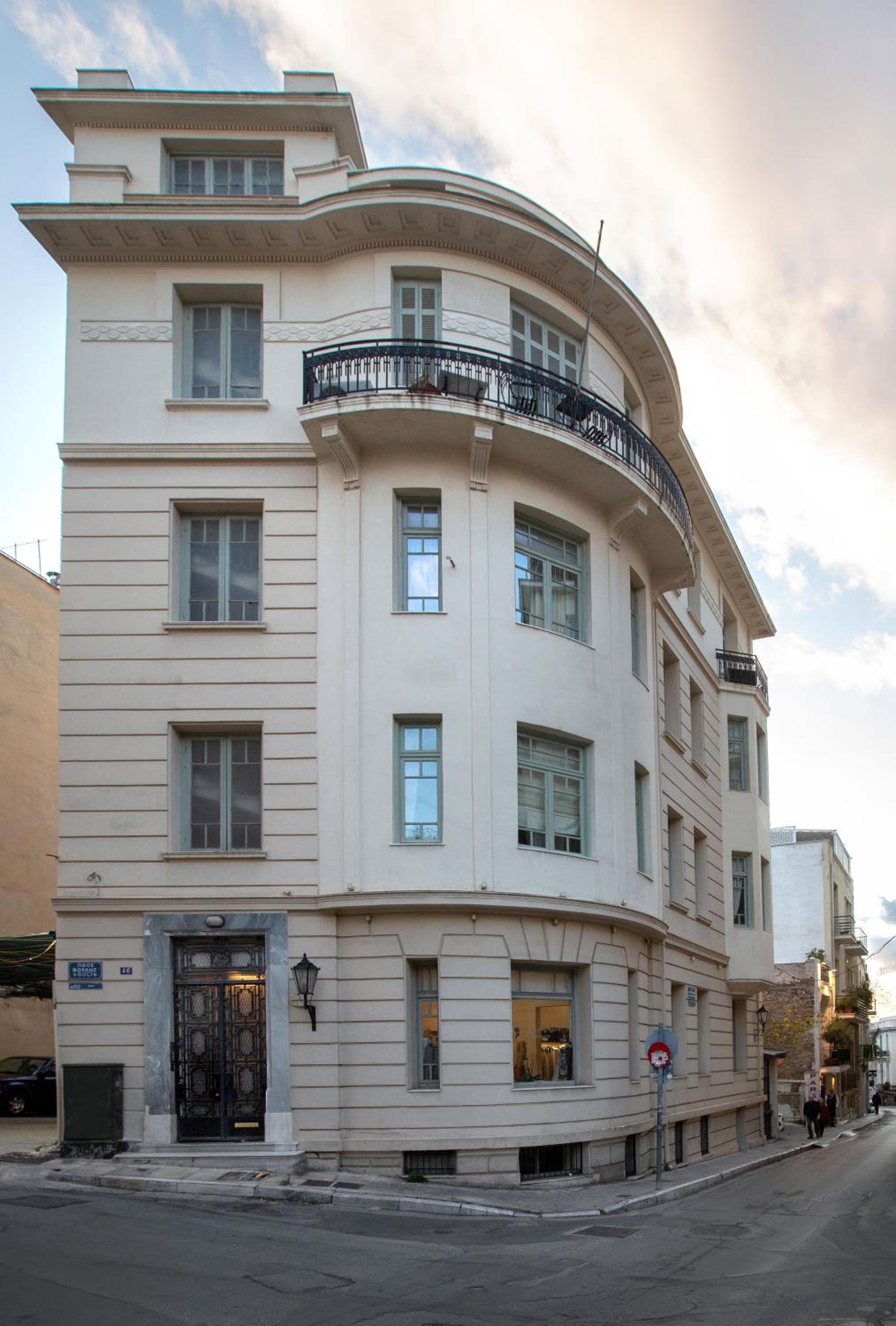 Neoclassical Apartment close to Syntagma-Plaka by GHH