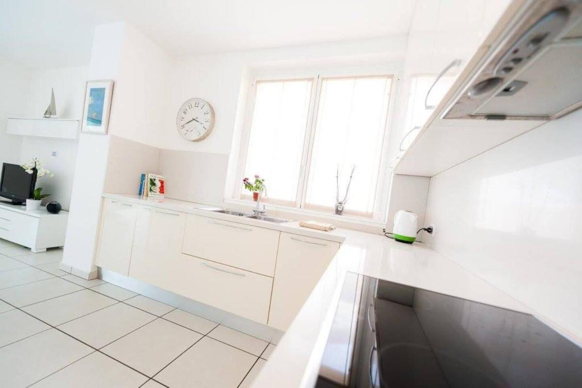 4 bedroom apartment with pool & jacuzzi view 3