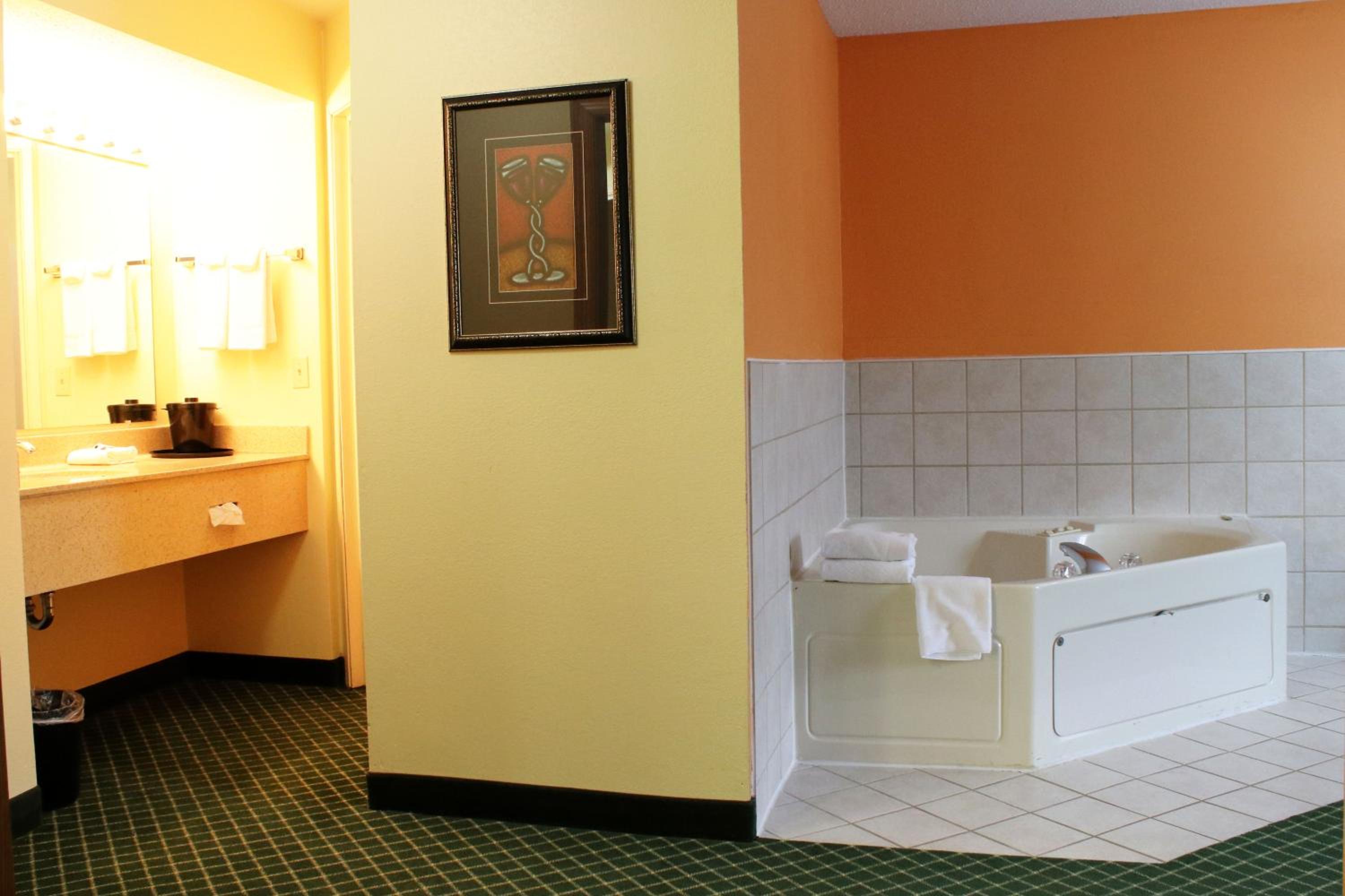 Bloomington Vacations - Days Inn  Suites by Wyndham Bloomington/Normal IL - Property Image 12