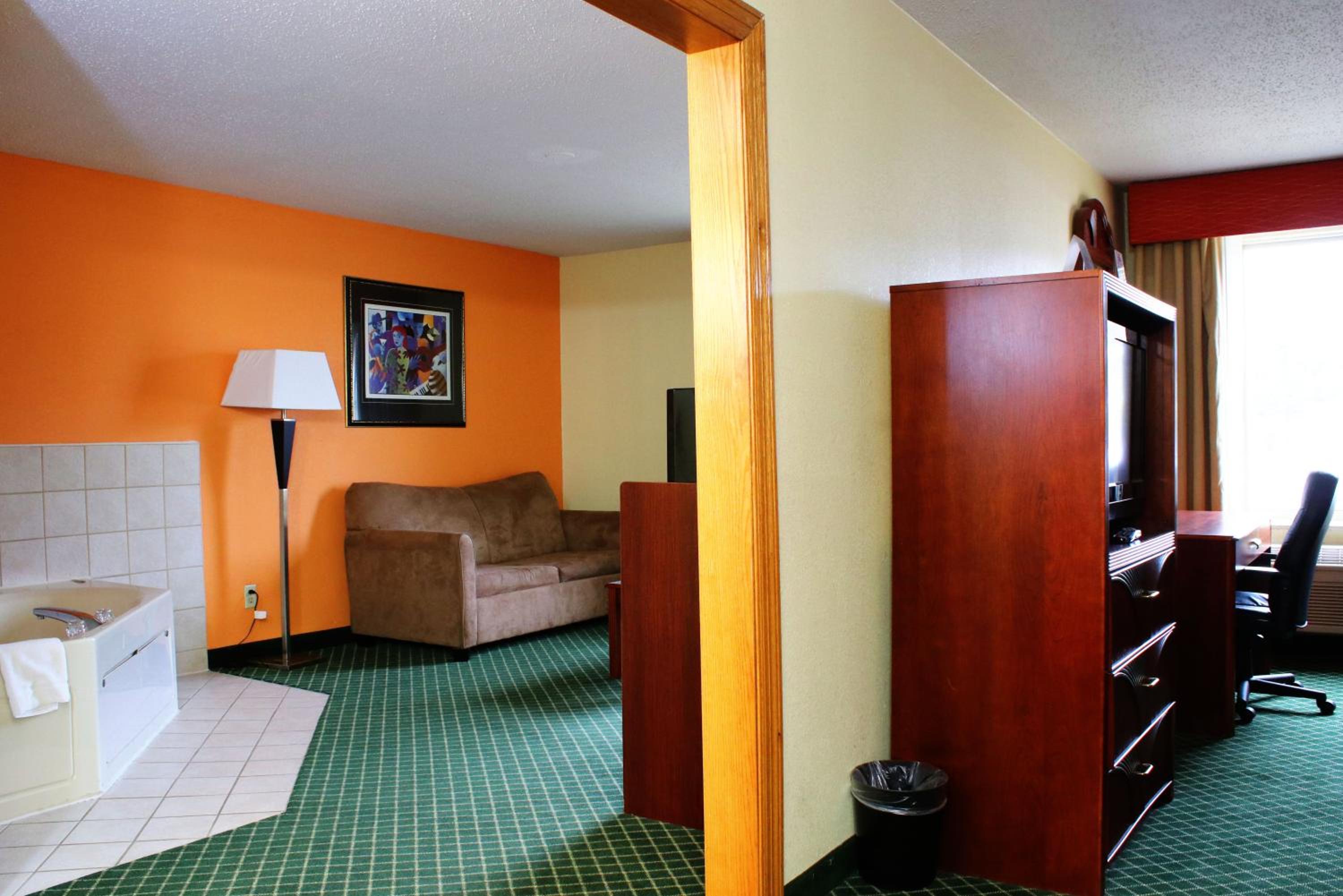 Bloomington Vacations - Days Inn  Suites by Wyndham Bloomington/Normal IL - Property Image 17