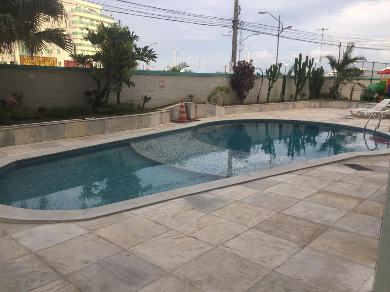 Joneson aluga um apto 3 Quartos na beira da Praia do Forte