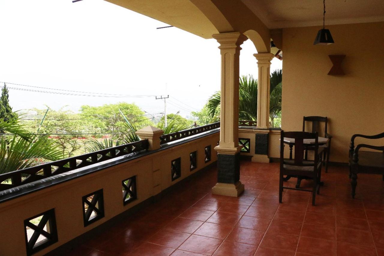 Villa batu malang swimming pool