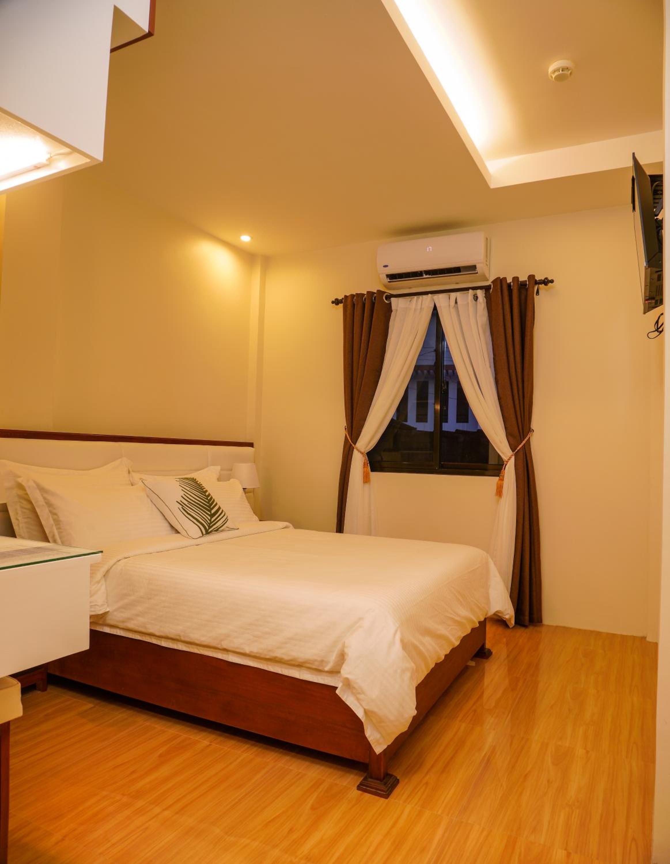 Amigos Dauin Hostel view 2