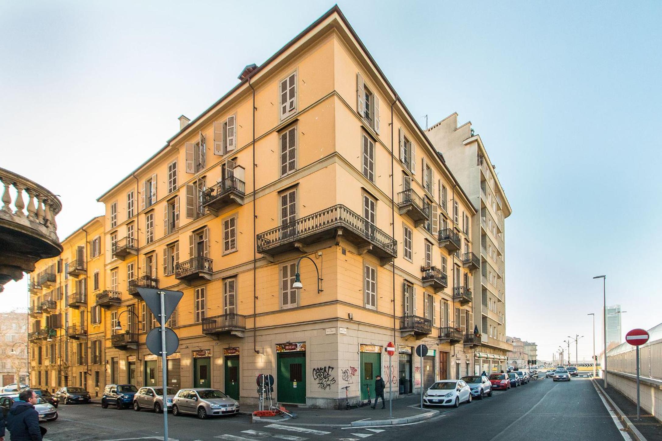 Colorful Statuto Square Design Apart view 2