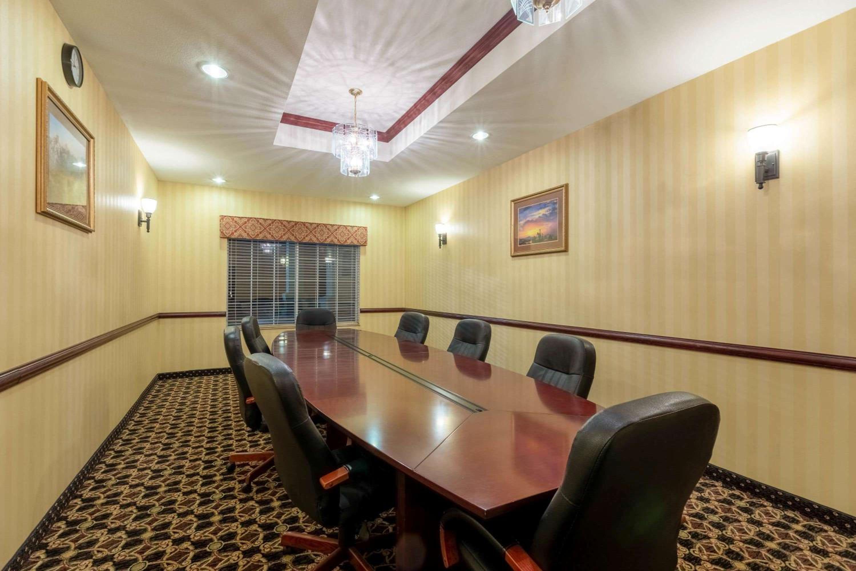 Dodge City Vacations - La Quinta by Wyndham Dodge City - Property Image 2