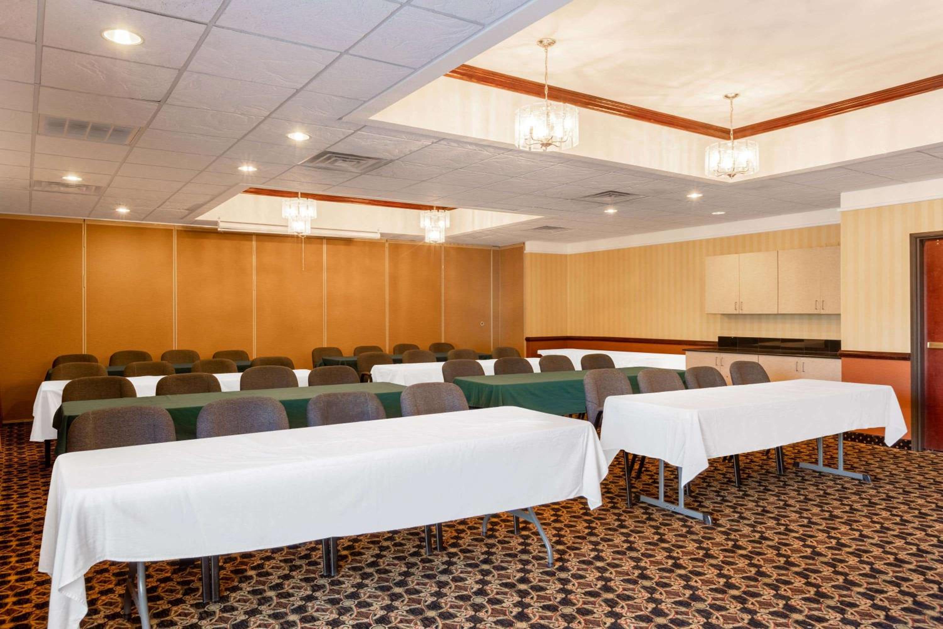 Dodge City Vacations - La Quinta by Wyndham Dodge City - Property Image 2