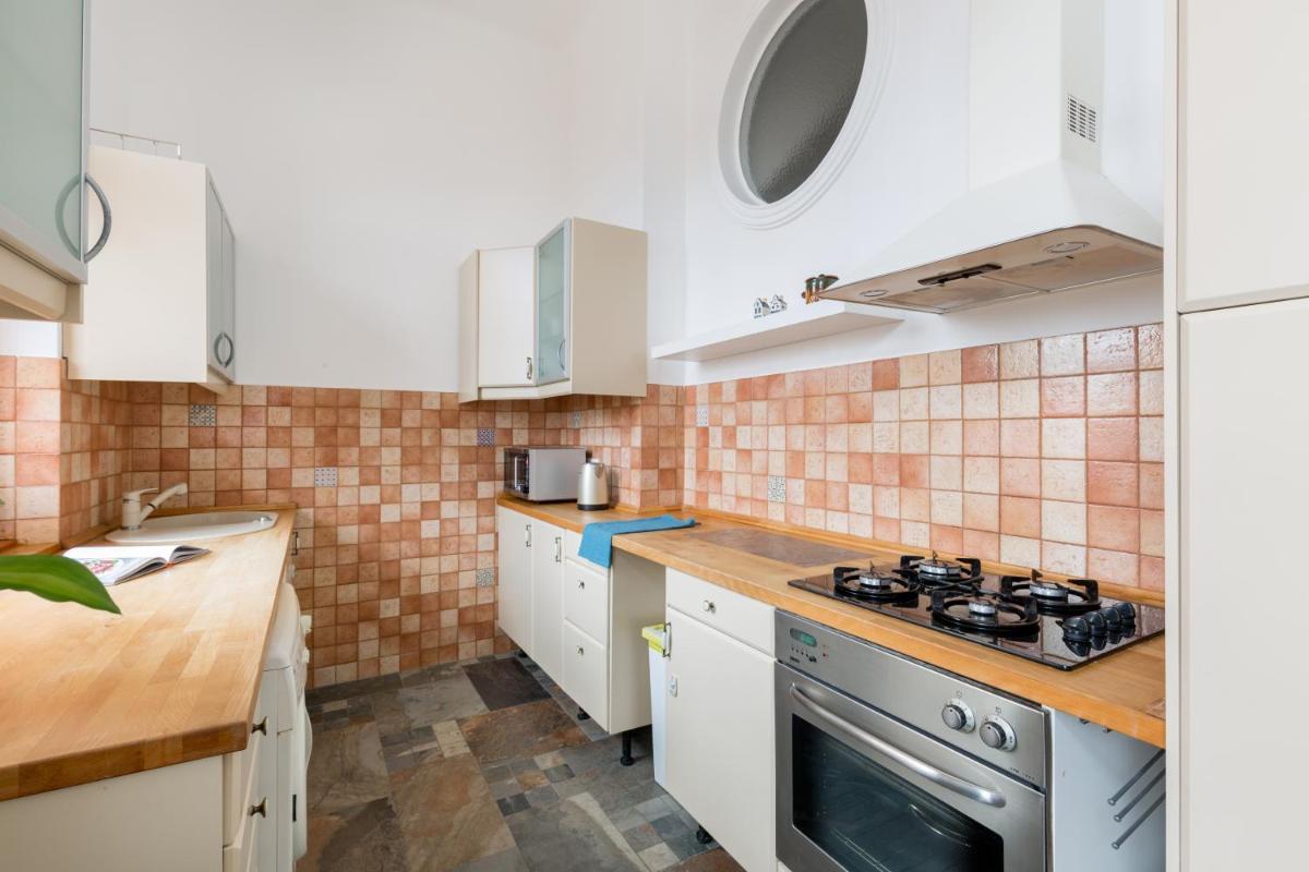 Supercentral Spacious Apartment view 2