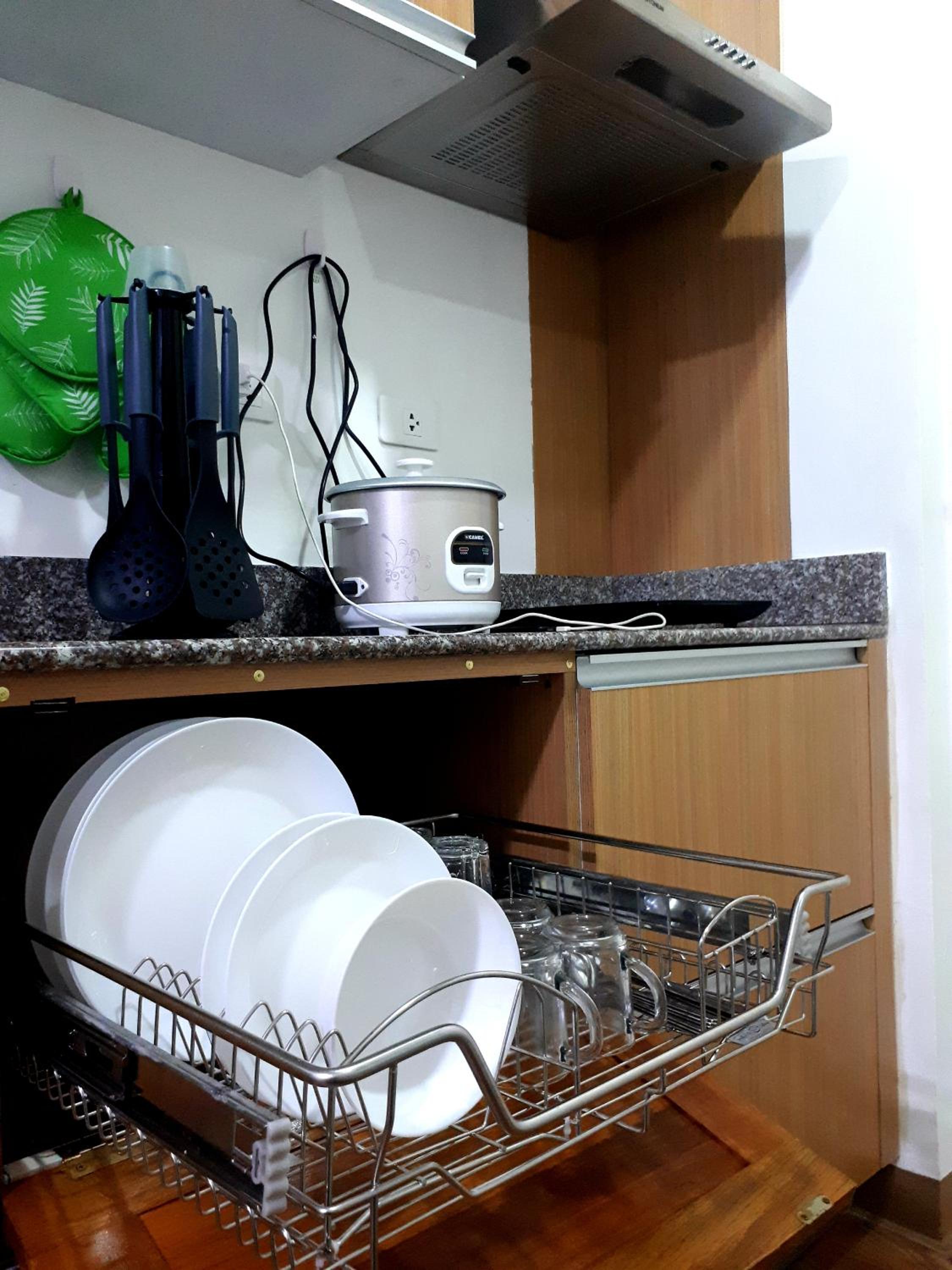 Cozy condo unit 5mins from Mactan Cebu Int'l Airport with Netflix view 2