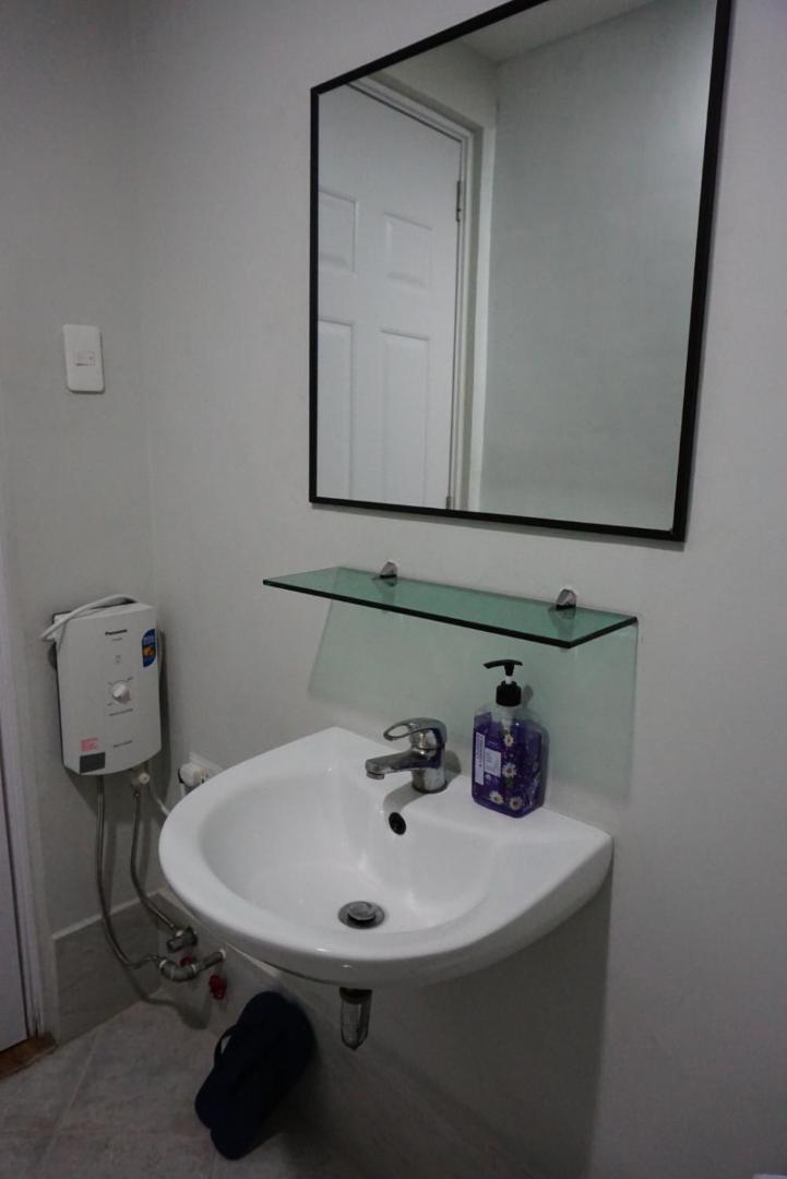 Cozy condo unit 5mins from Mactan Cebu Int'l Airport with Netflix view 5