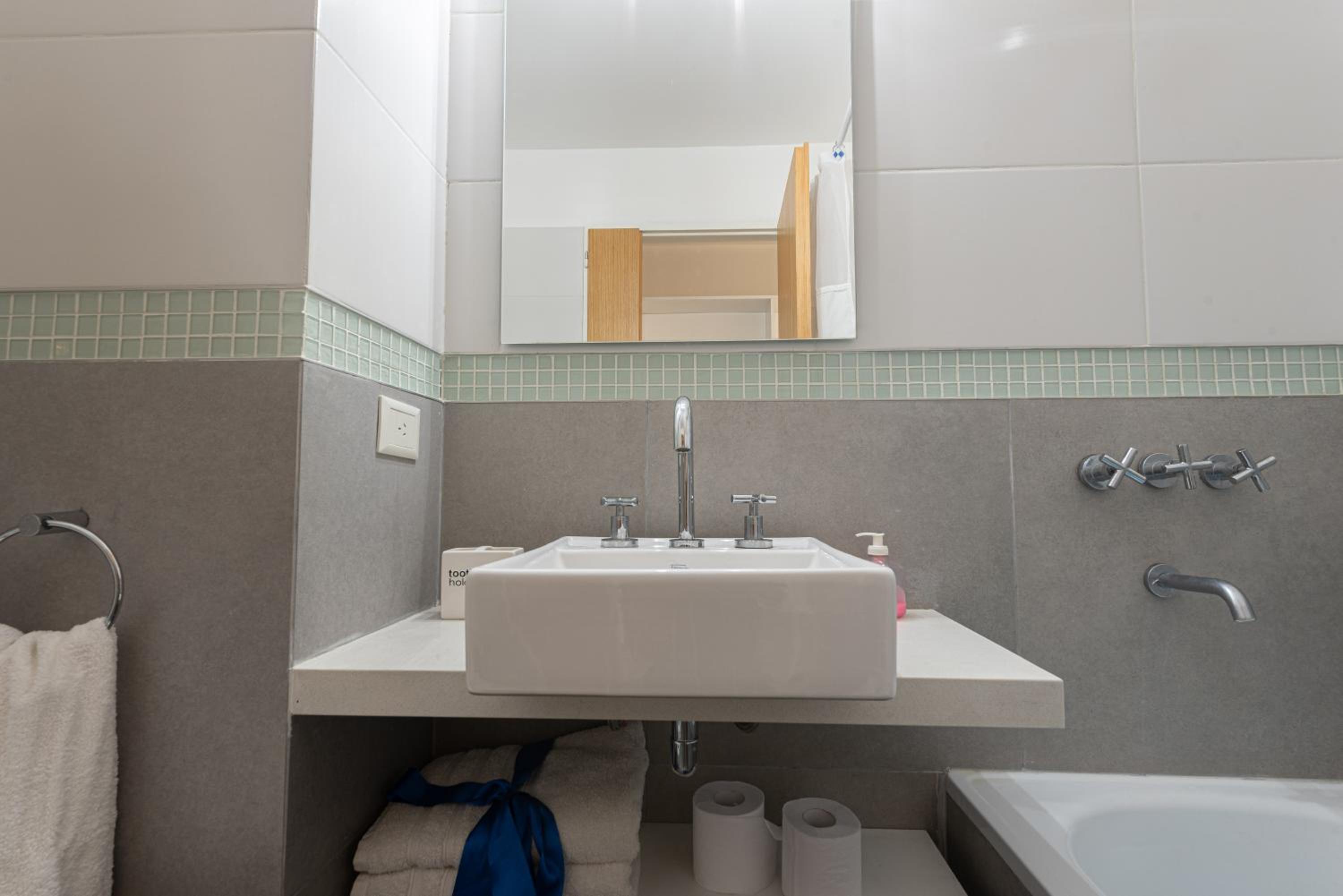 Moderno departamento con TV reversible - By BUMEN