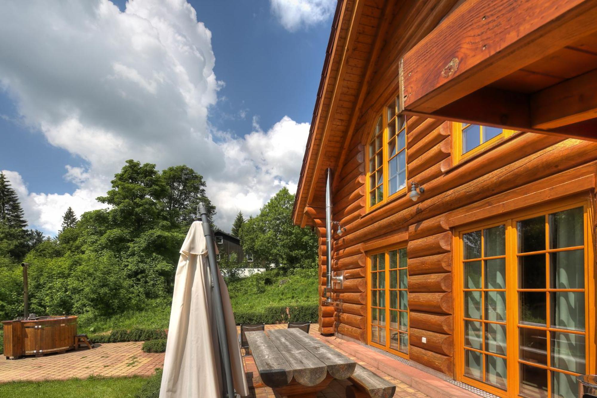 Luxus-Ferienhaus Blockhaus Chalet Nr 2 Toplage am Feldberg mit Sauna, Outdoor-Hottub, Kamin auf 1300m üM