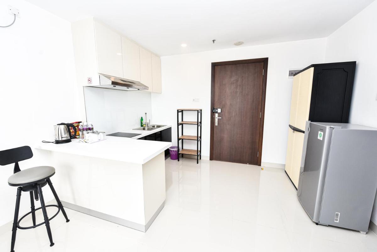 LOVINA 17-10 AT Harbour Bay Residences view 2