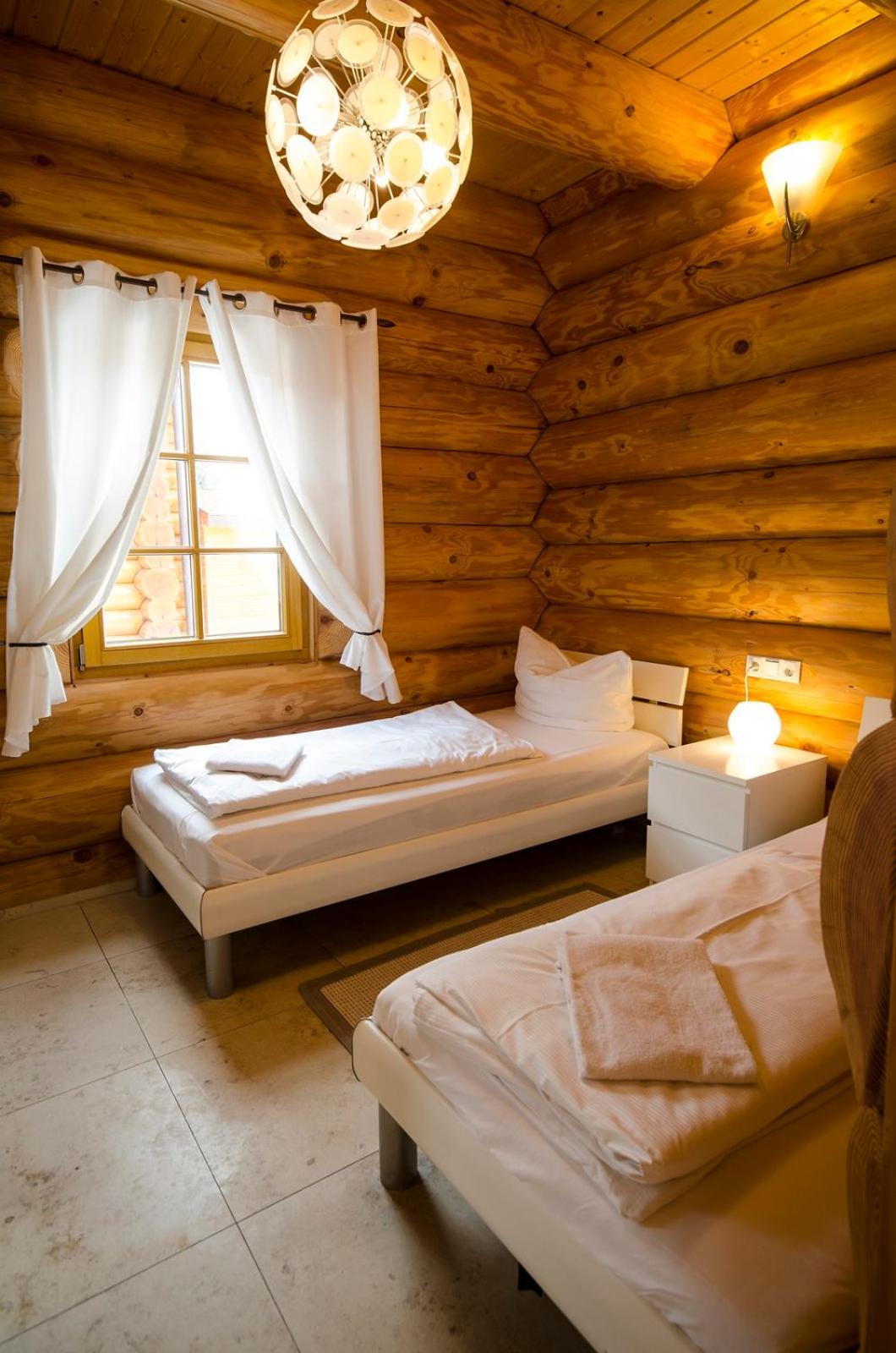 Luxus-Ferienhaus Blockhaus Chalet Nr 2 Toplage am Feldberg mit Sauna, Outdoor-Hottub, Kamin auf 1300m üM