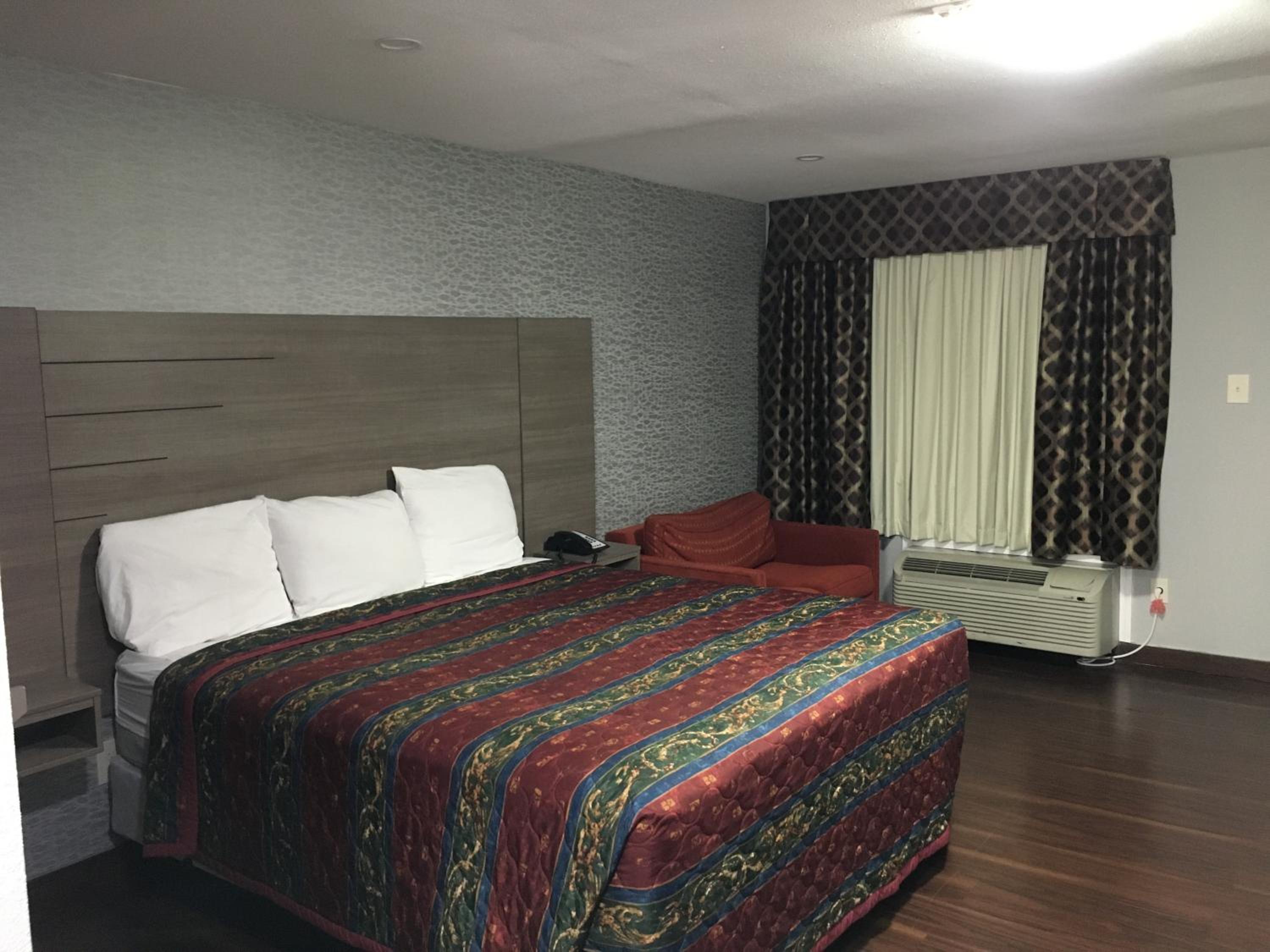 Travel Inn  Suites - Property Image 4