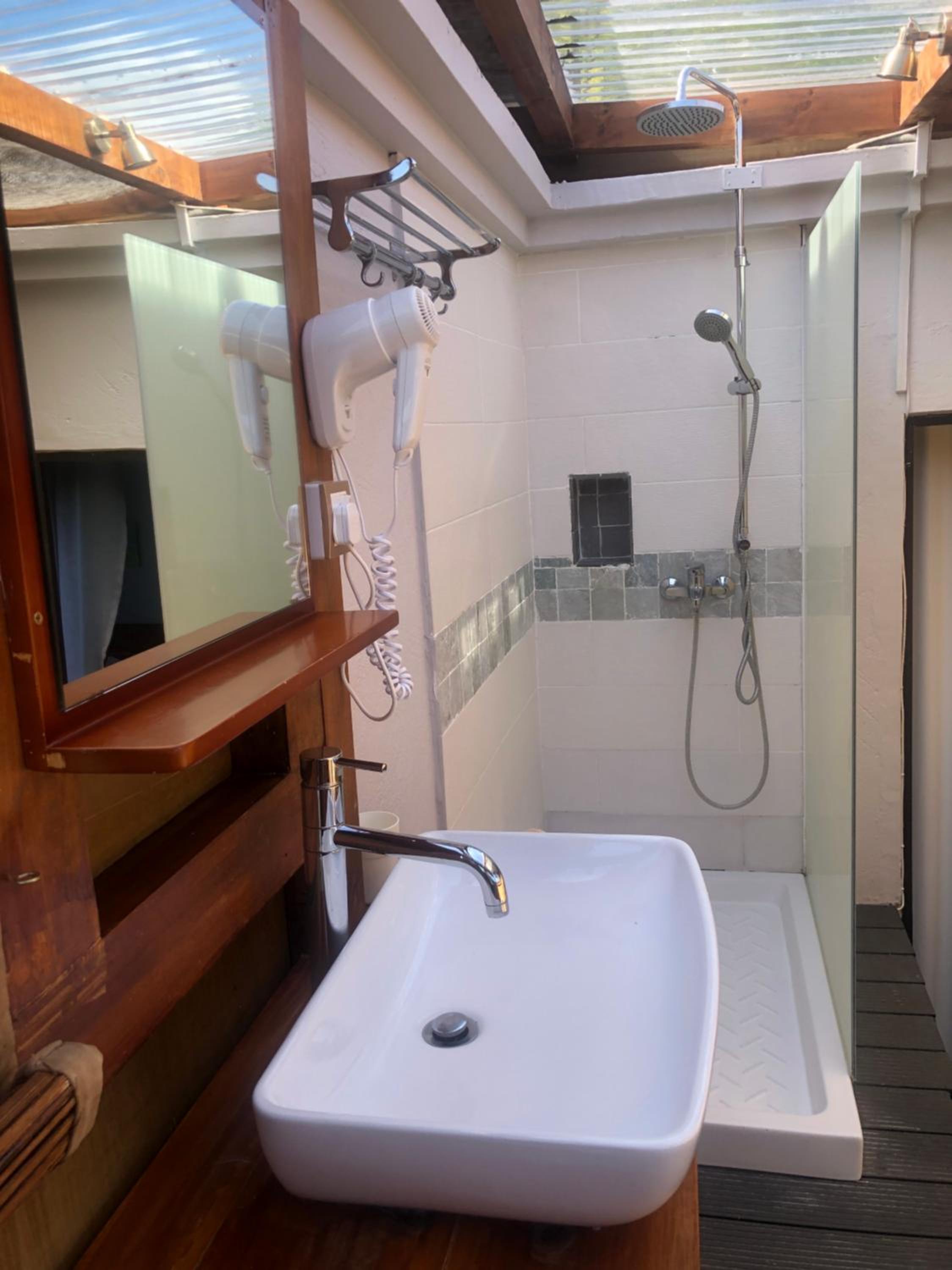 Le Gite du Bonheur Guest House & Car Rental