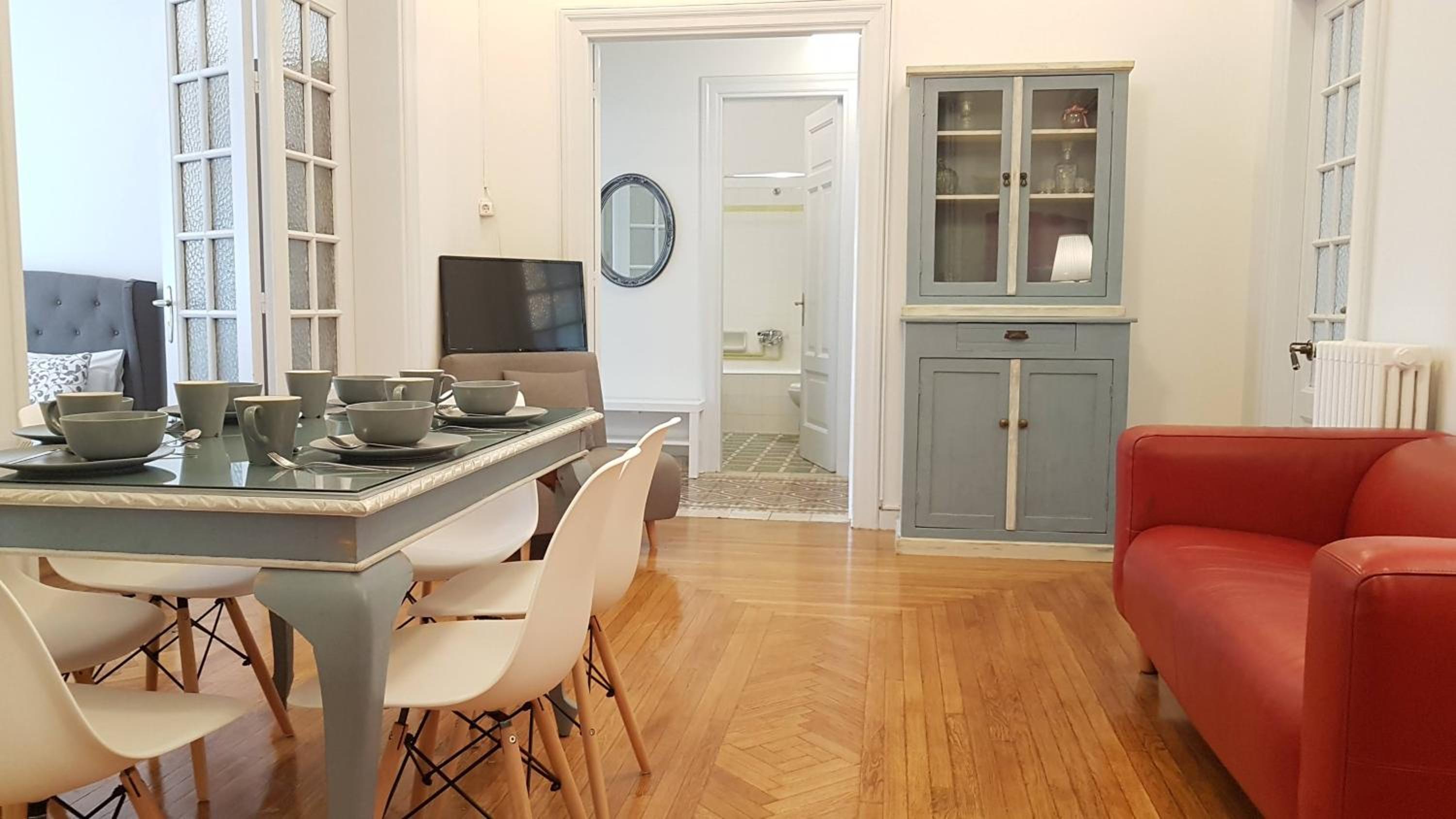Ionian Apartment- Athens Center, 6 BD, 2.5 BATH