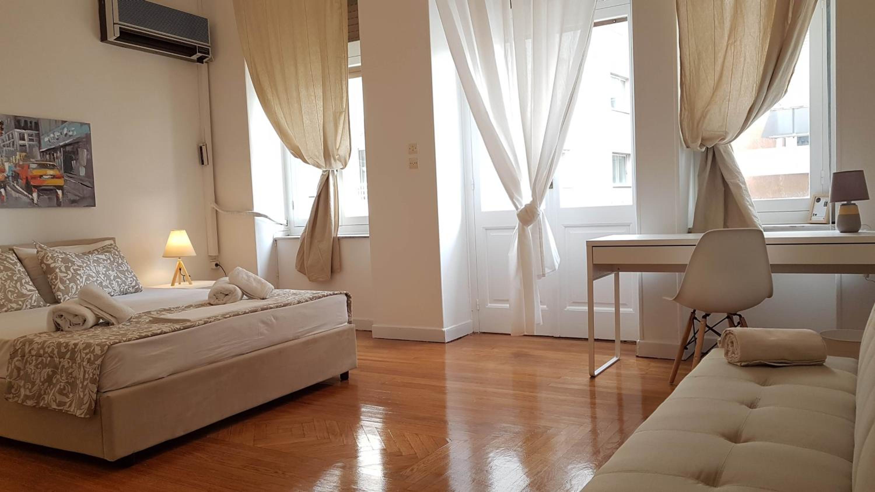 Ionian Apartment- Athens Center, 6 BD, 2.5 BATH