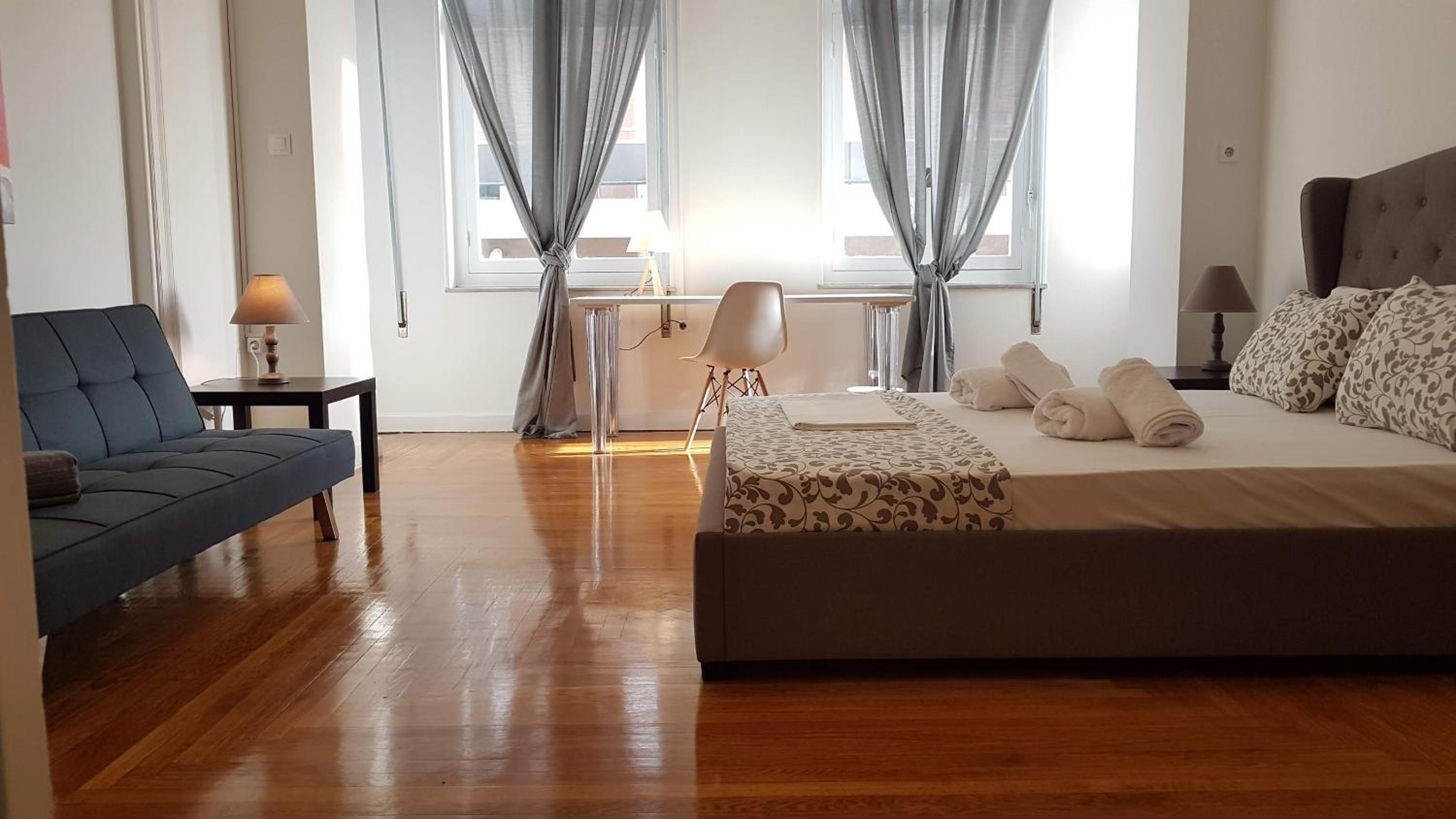 Ionian Apartment- Athens Center, 6 BD, 2.5 BATH
