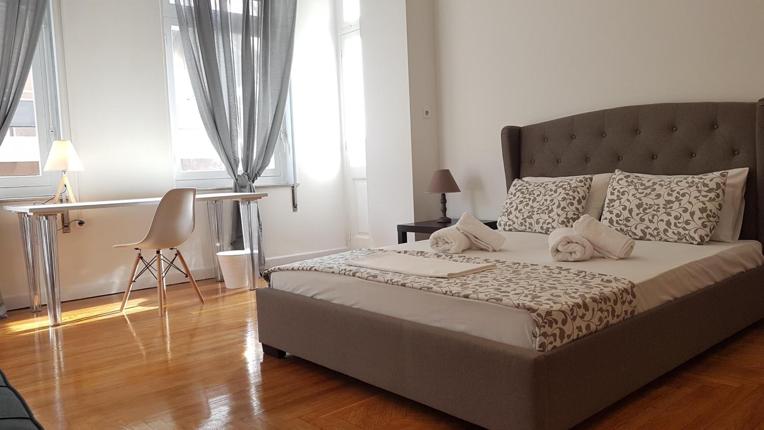 Ionian Apartment- Athens Center, 6 BD, 2.5 BATH