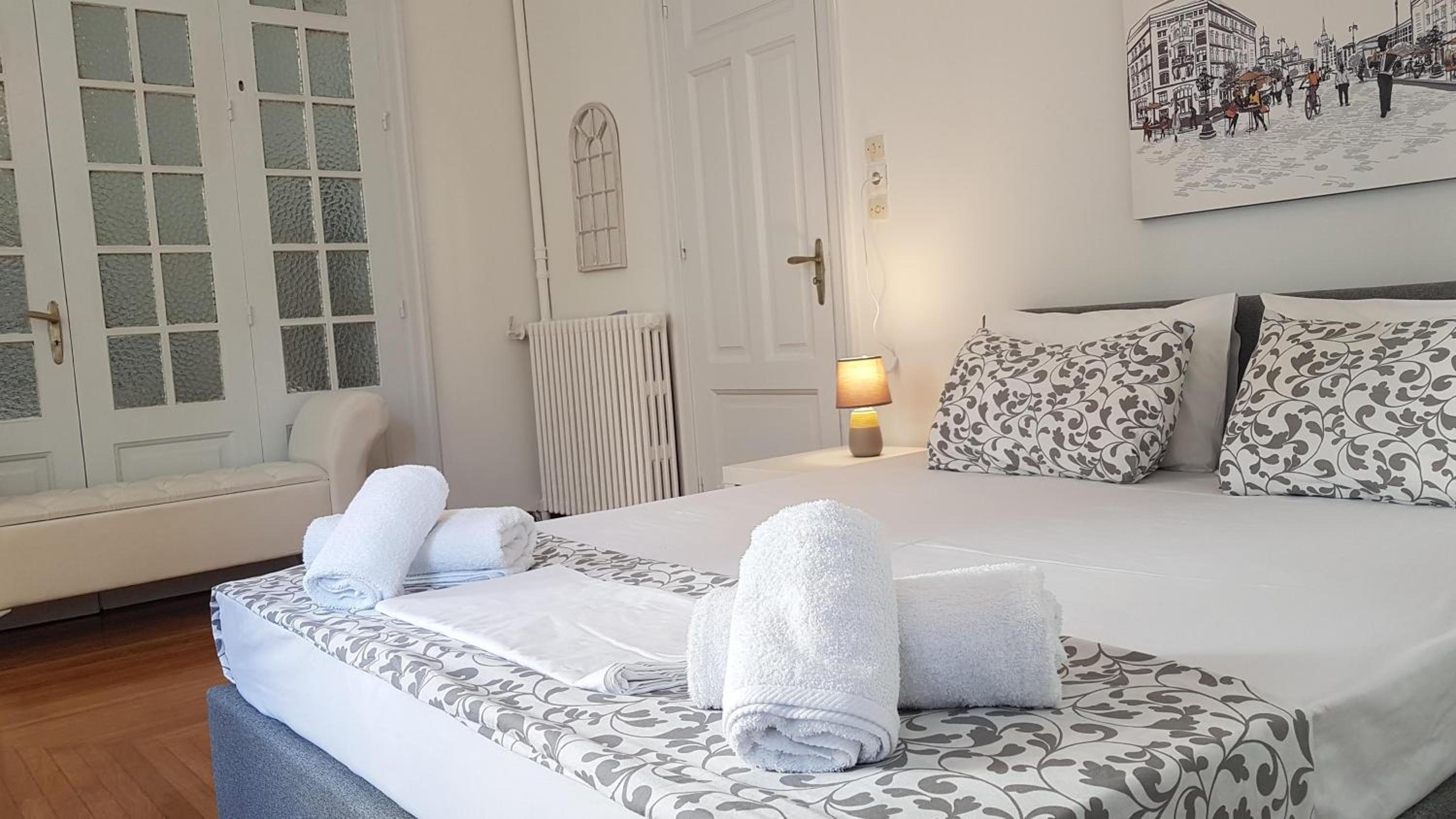 Ionian Apartment- Athens Center, 6 BD, 2.5 BATH