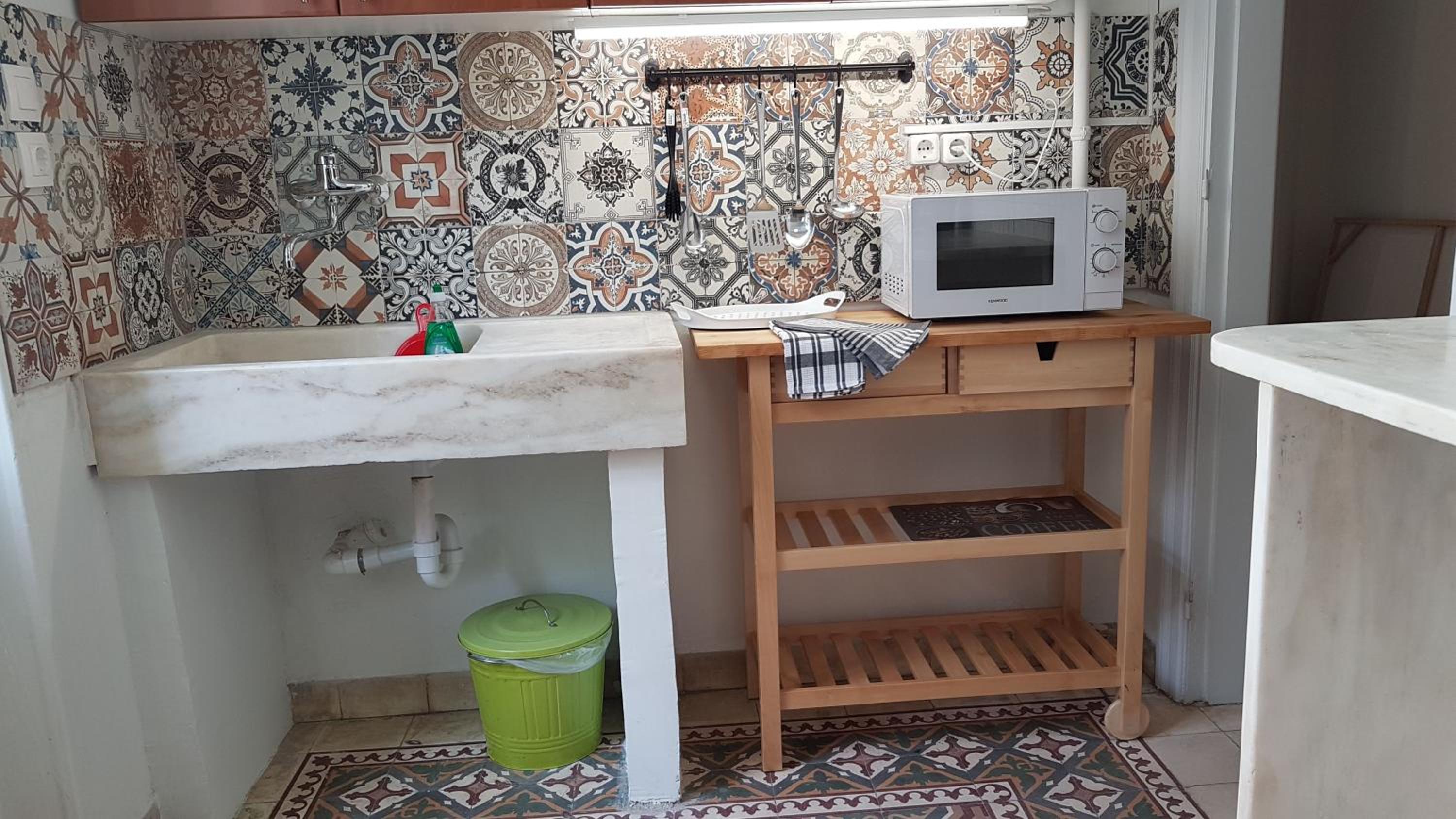 Ionian Apartment- Athens Center, 6 BD, 2.5 BATH
