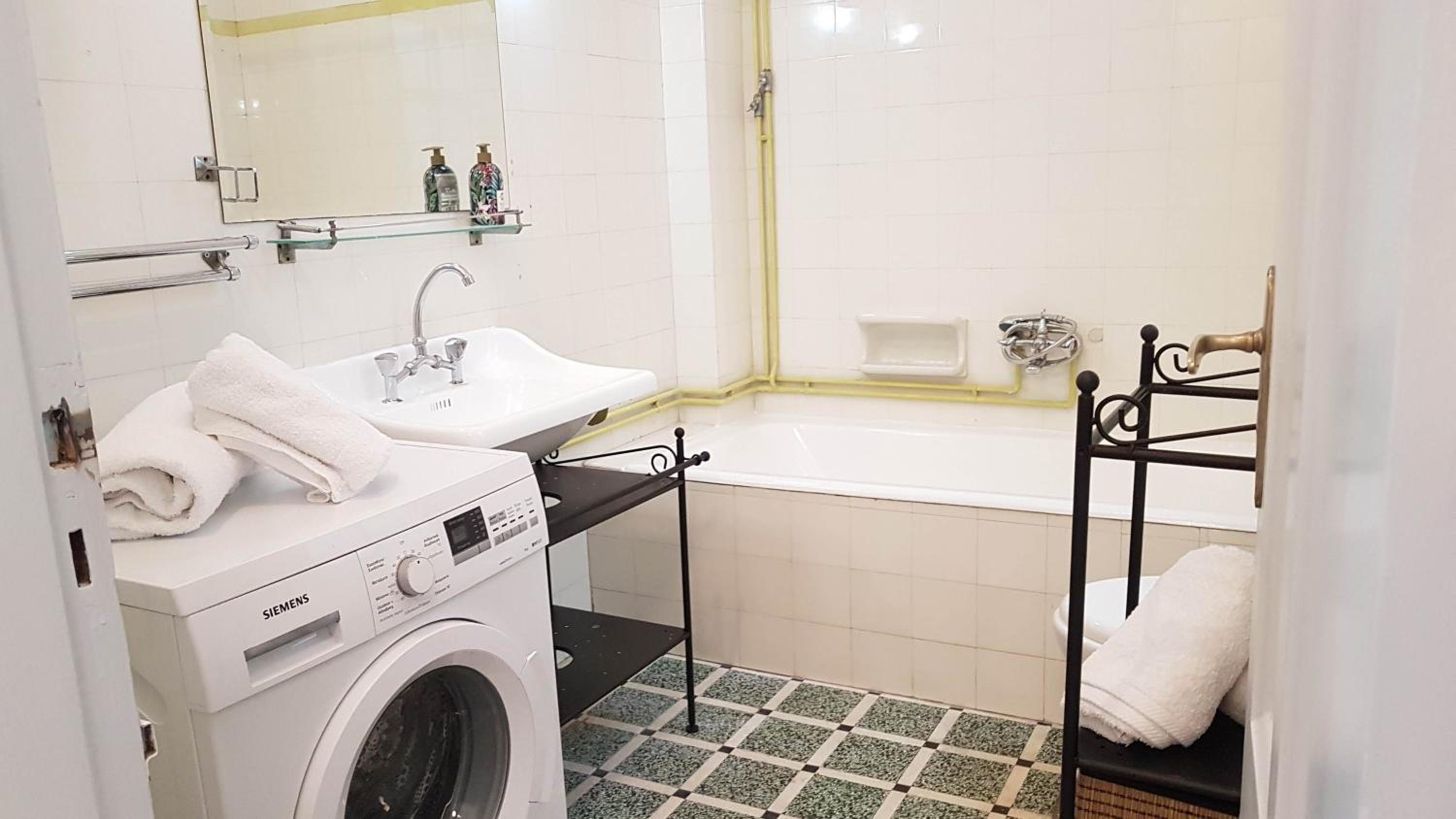 Ionian Apartment- Athens Center, 6 BD, 2.5 BATH