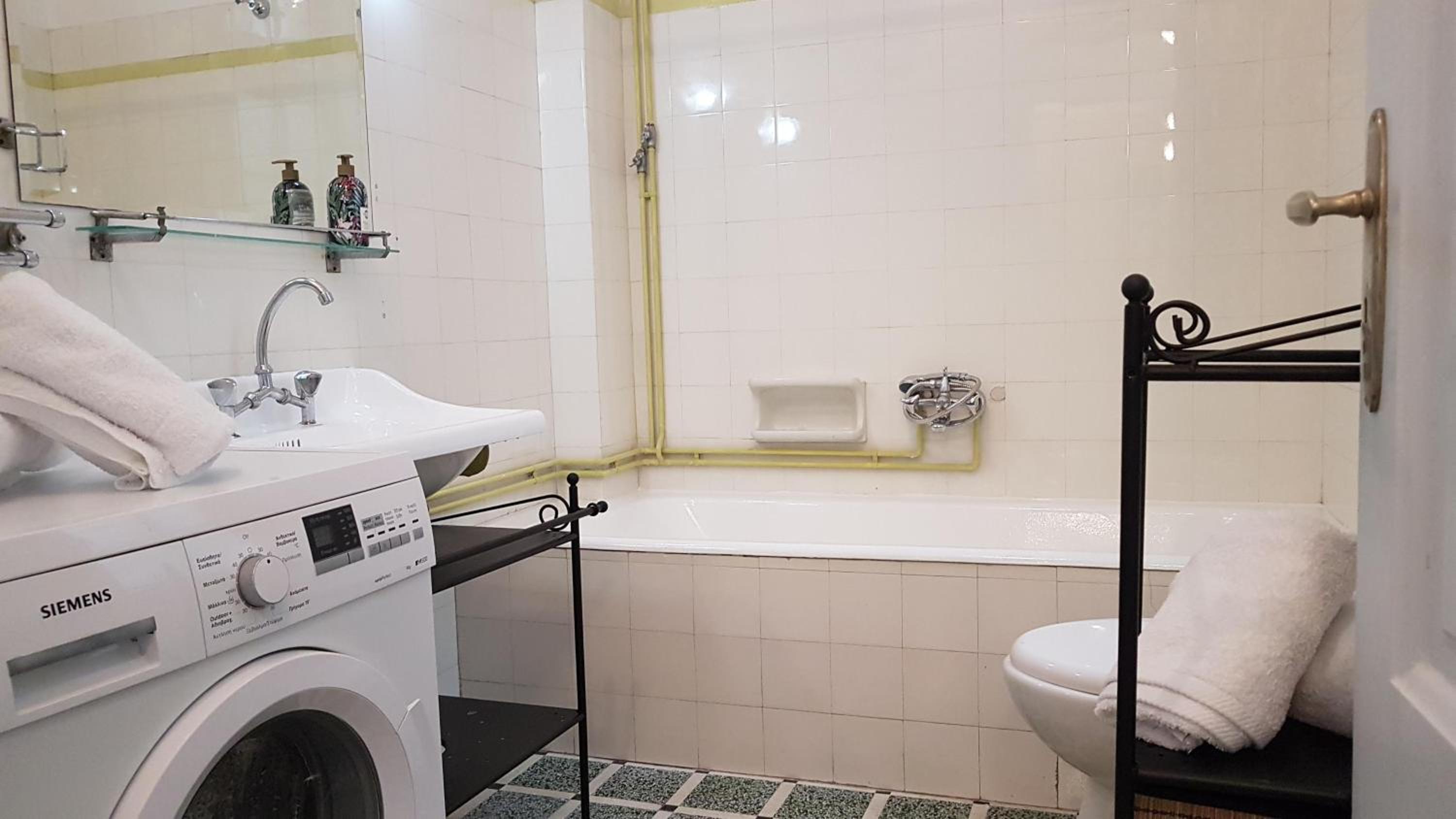 Ionian Apartment- Athens Center, 6 BD, 2.5 BATH