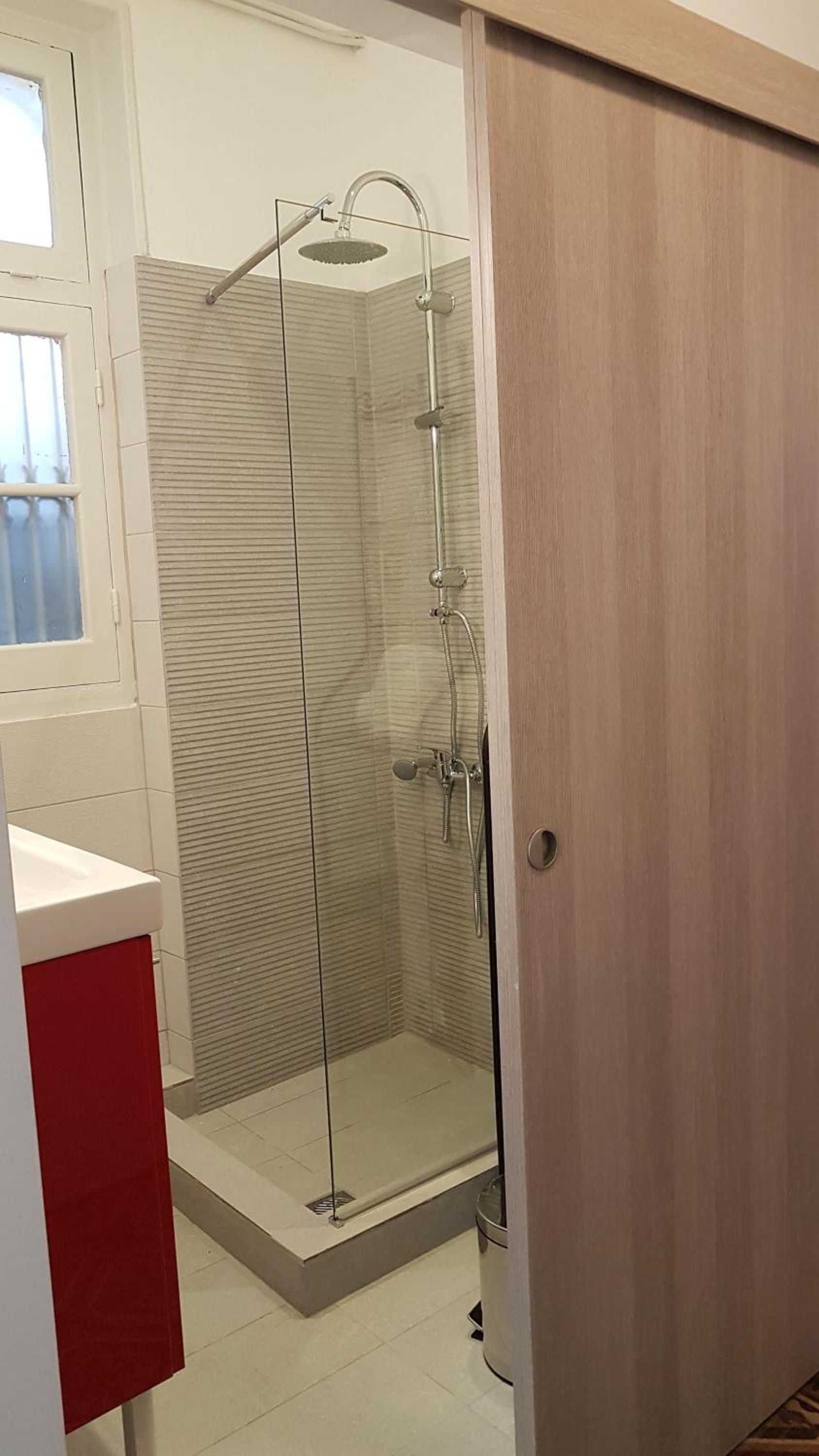 Ionian Apartment- Athens Center, 6 BD, 2.5 BATH