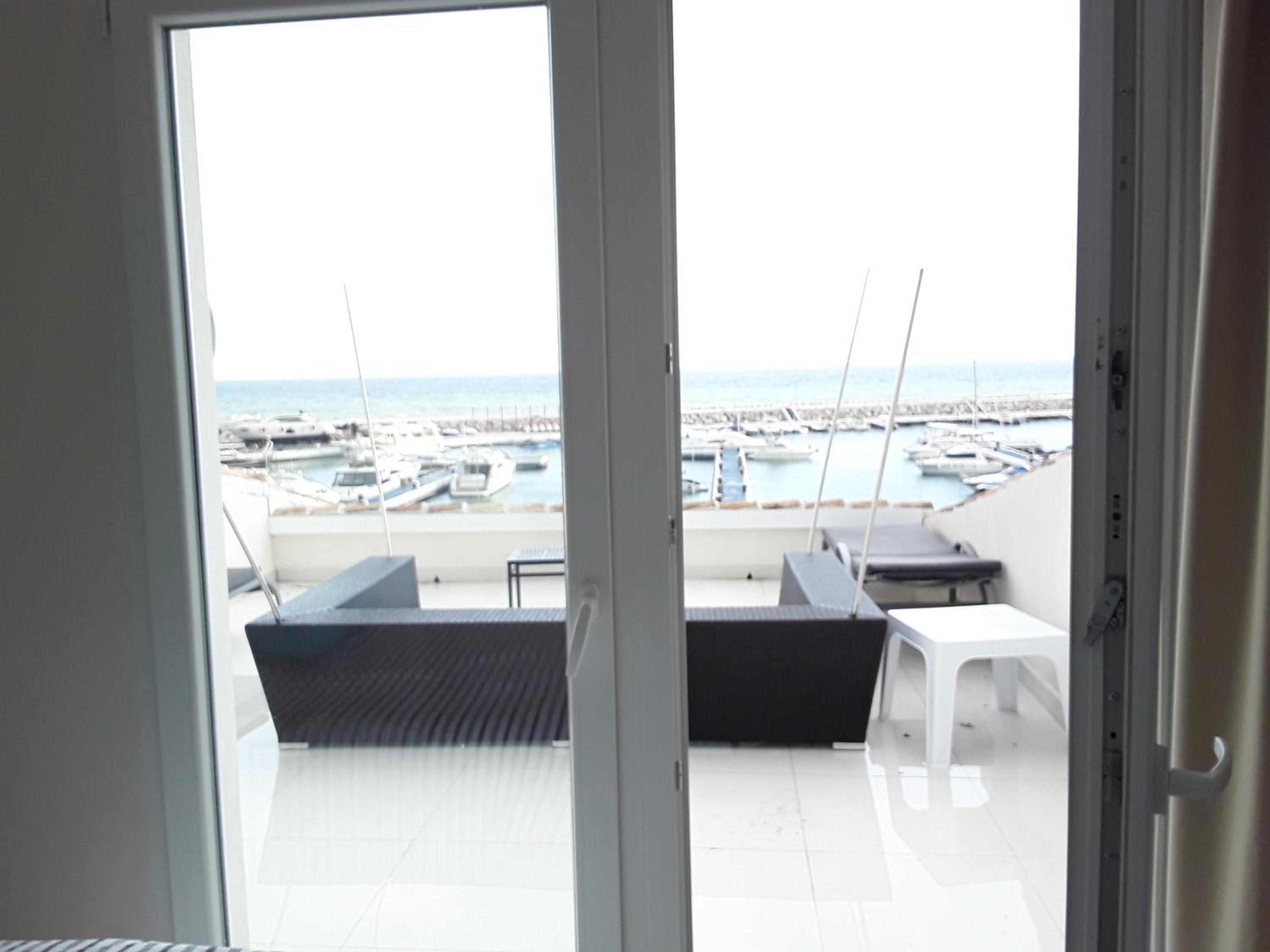 First Line Duplex Puerto Banus Sleeps 8 People - Image 2