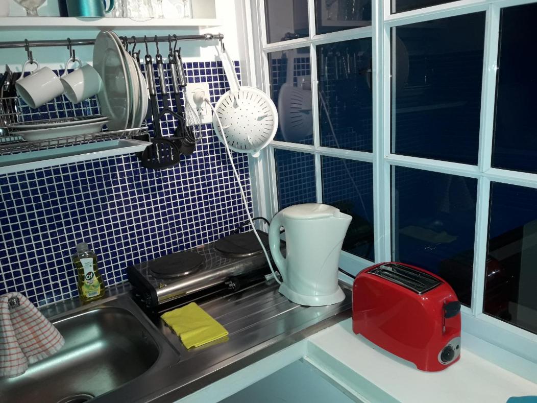 Monoambiente con baño privado y cocineta dentro de casa