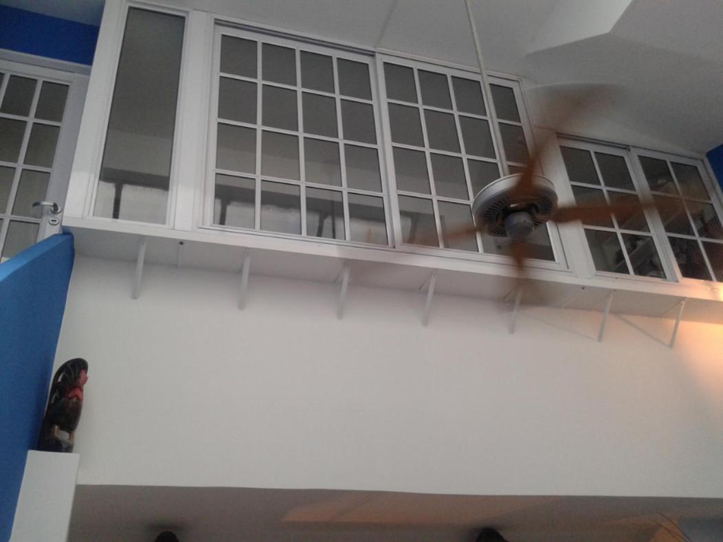 Monoambiente con baño privado y cocineta dentro de casa