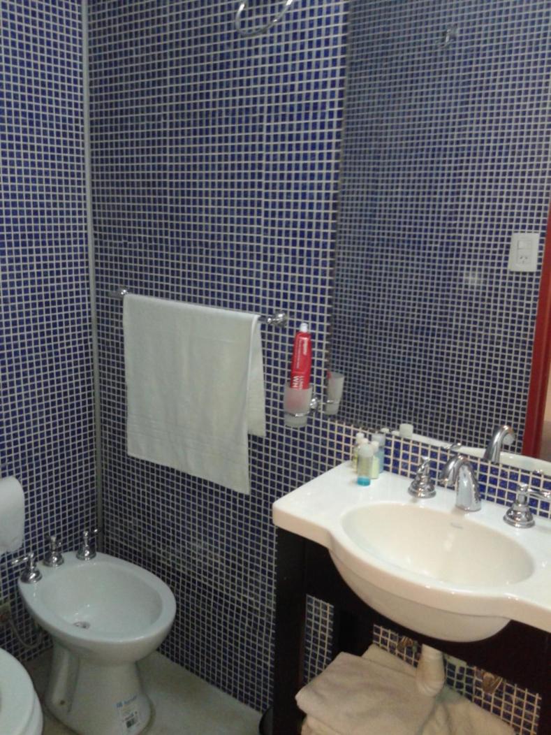 Monoambiente con baño privado y cocineta dentro de casa