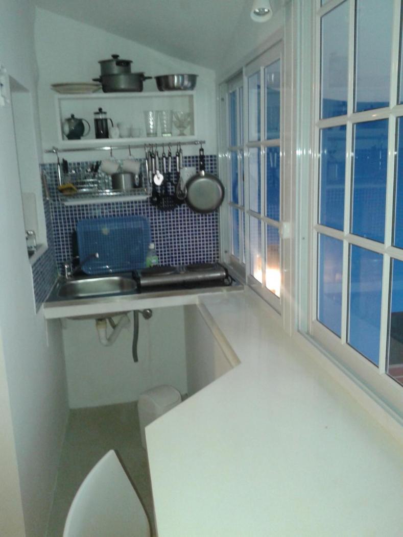 Monoambiente con baño privado y cocineta dentro de casa