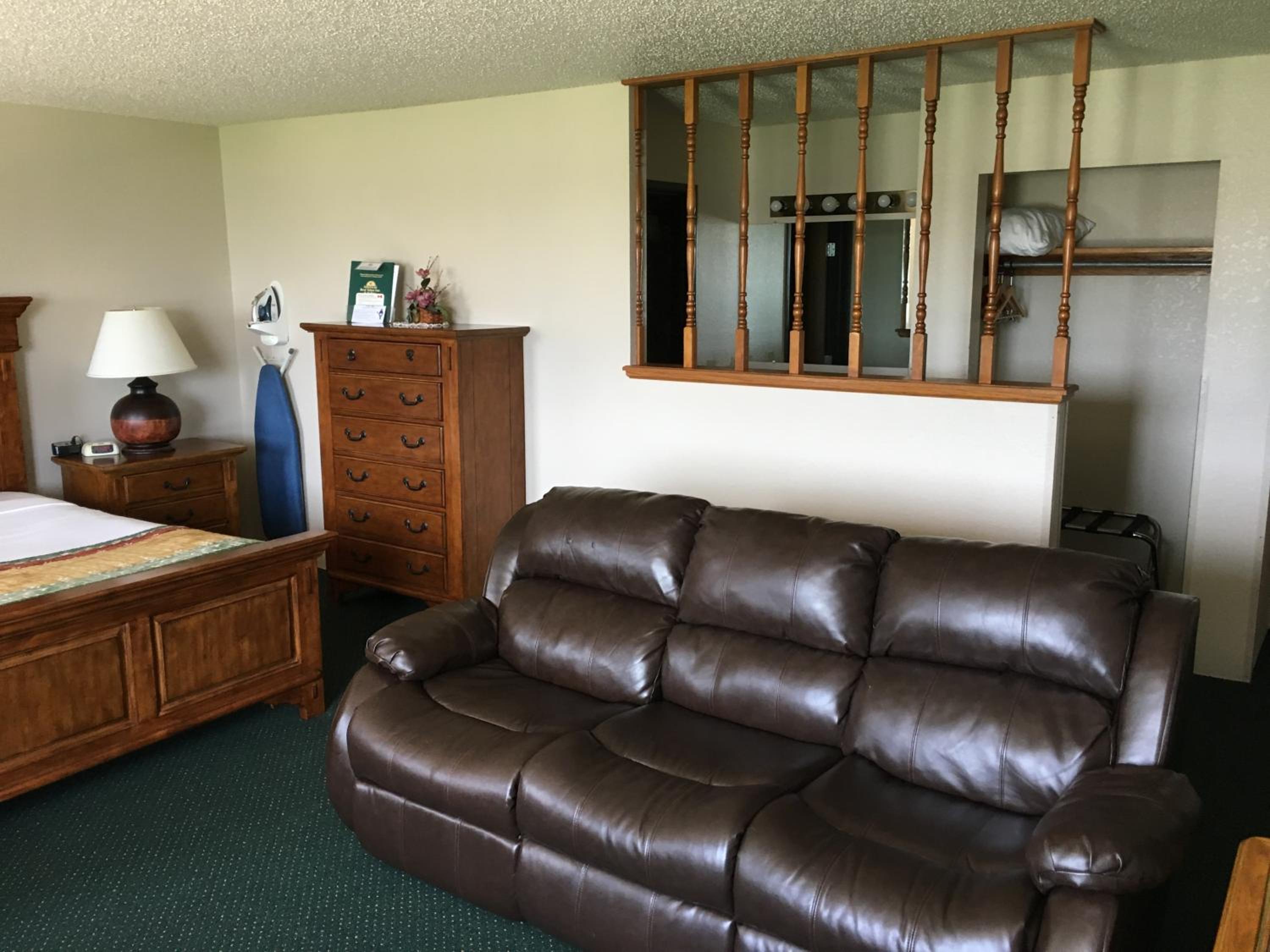 Cassville Four Seasons Inn & Suites view 5