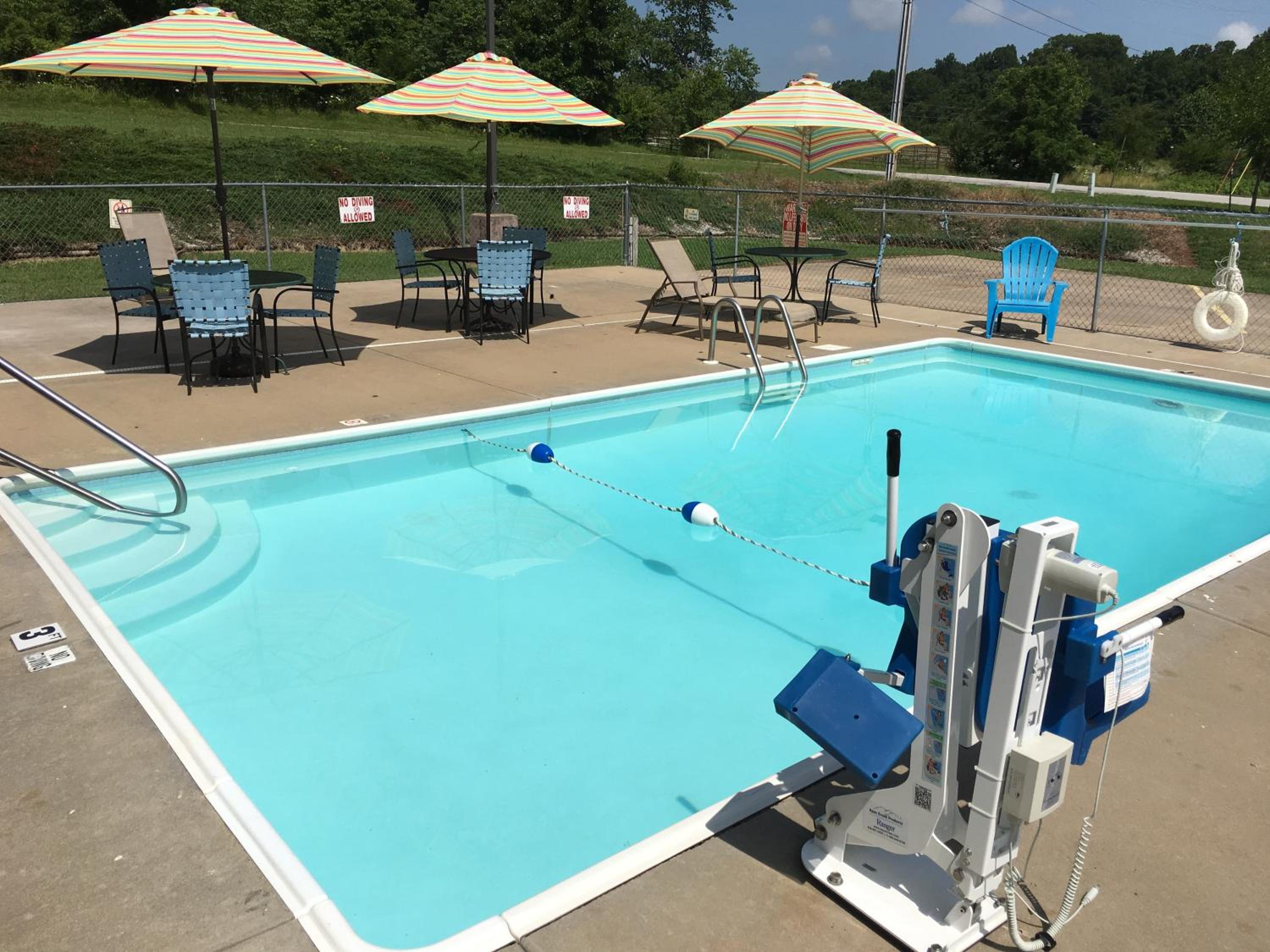 Cassville Four Seasons Inn & Suites view 3