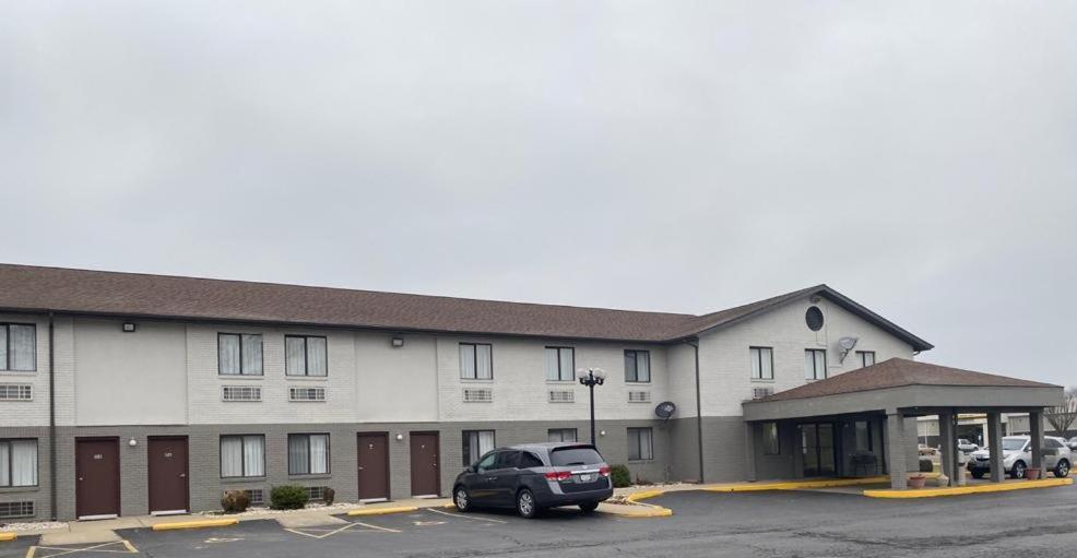 Americas Best Value Inn West Frankfort - Property Image 2
