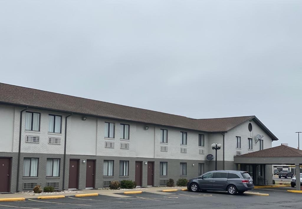 Americas Best Value Inn West Frankfort - Property Image 4