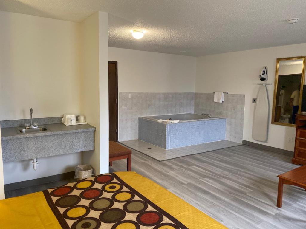 Americas Best Value Inn West Frankfort - Property Image 20