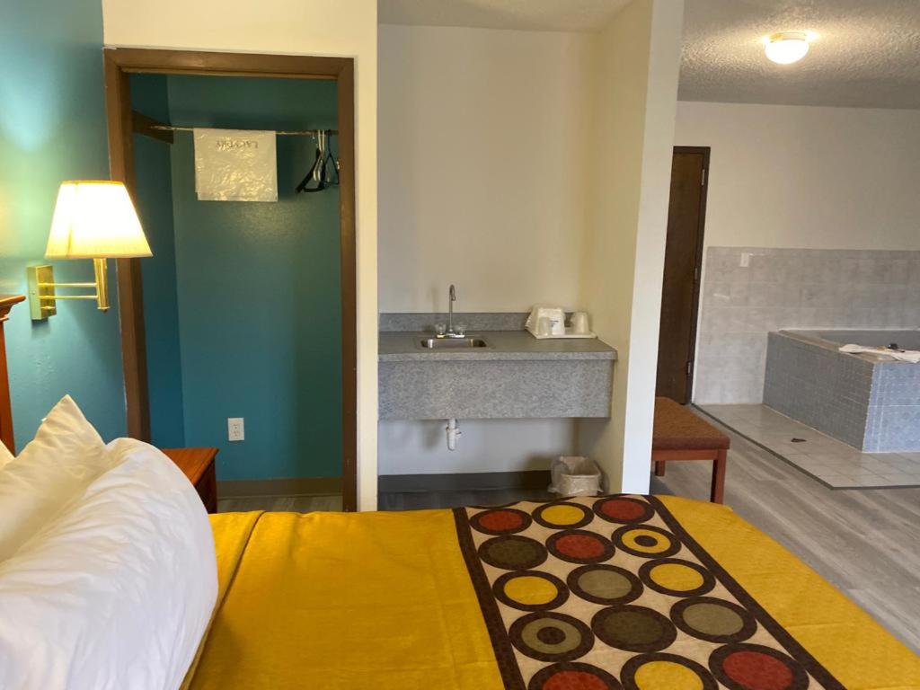 Americas Best Value Inn West Frankfort - Property Image 25