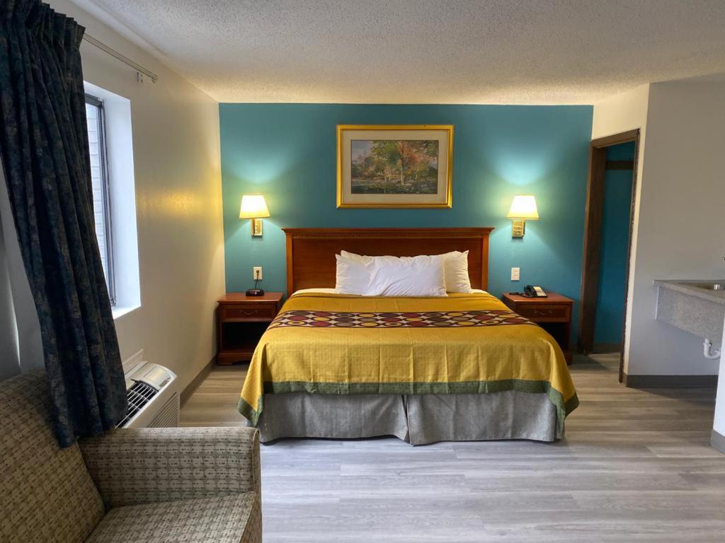 Americas Best Value Inn West Frankfort - Property Image 23