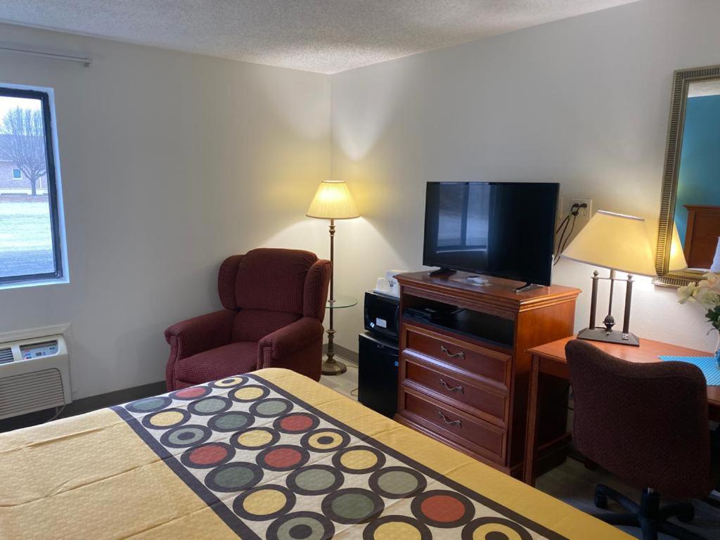 Americas Best Value Inn West Frankfort - Property Image 13