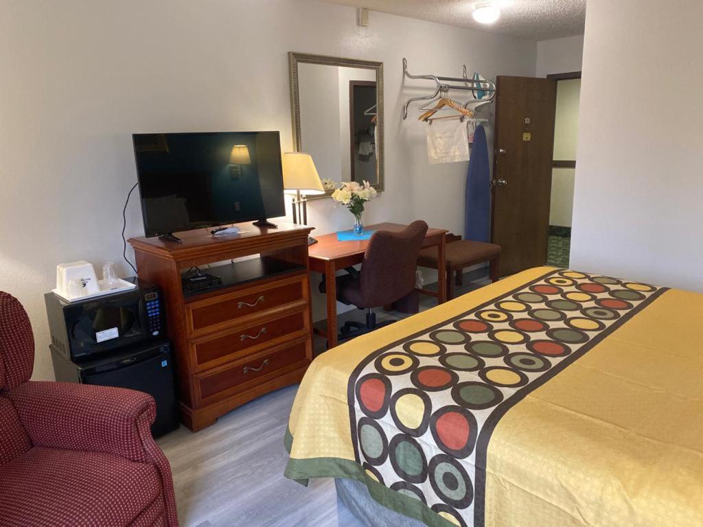 Americas Best Value Inn West Frankfort - Property Image 11