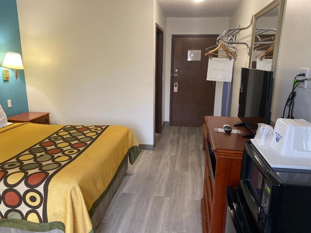 Americas Best Value Inn West Frankfort - Property Image 9