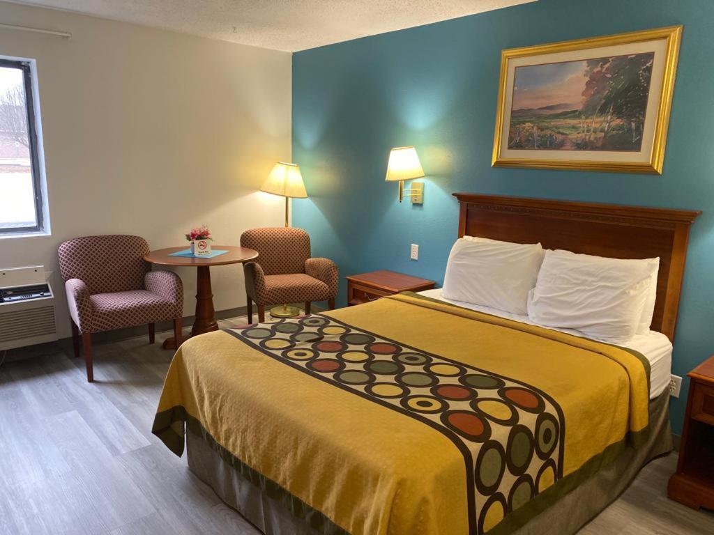 Americas Best Value Inn West Frankfort - Property Image 14