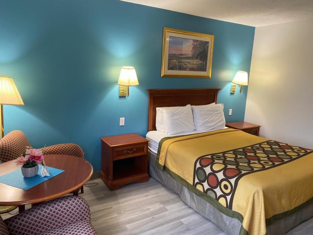 Americas Best Value Inn West Frankfort - Property Image 28